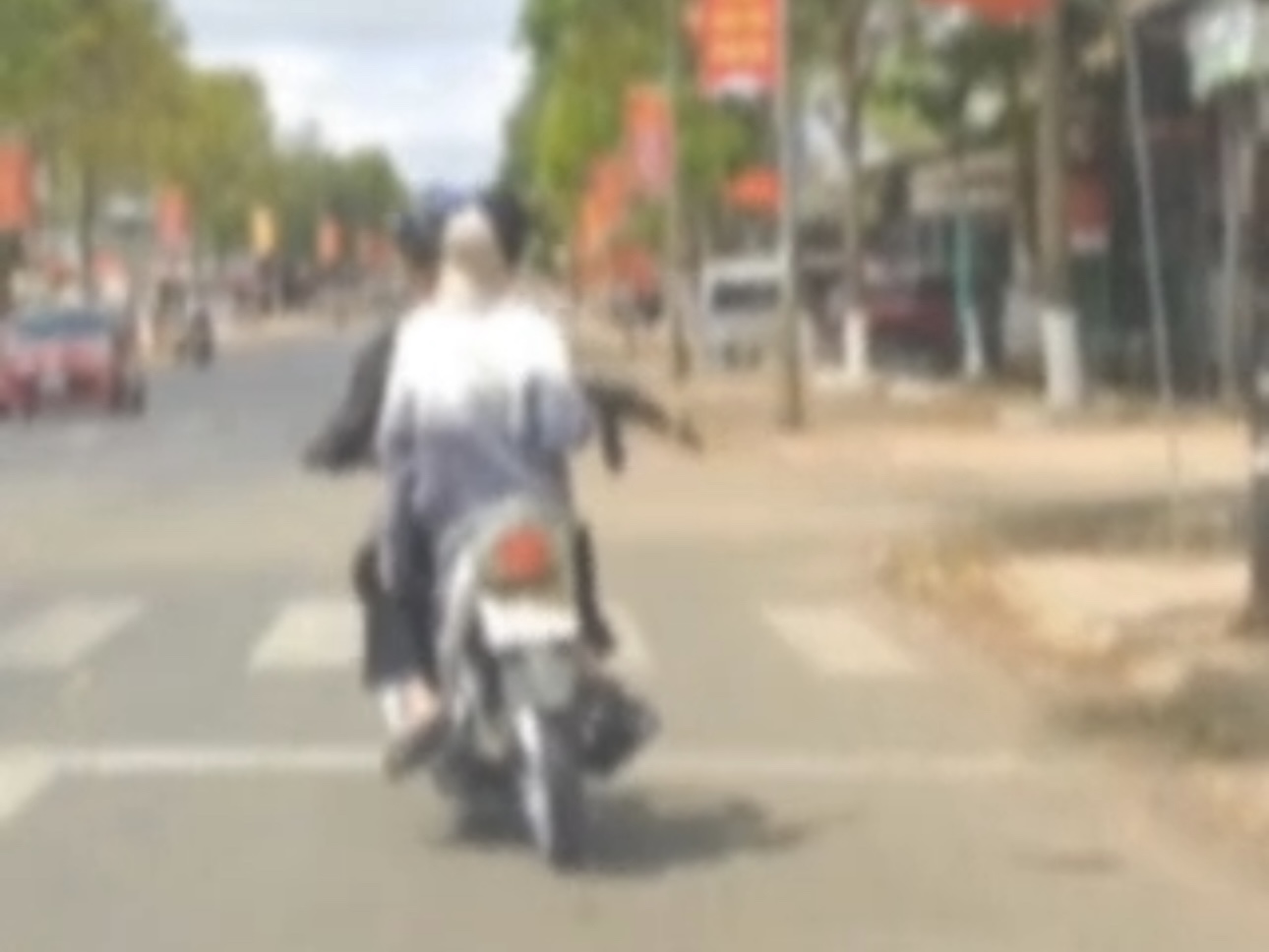 Xử phạt hai thiếu niên ở tỉnh Đắk Lắk đi xe máy không đội mũ bảo hiểm, vượt đèn đỏ- Ảnh 1.