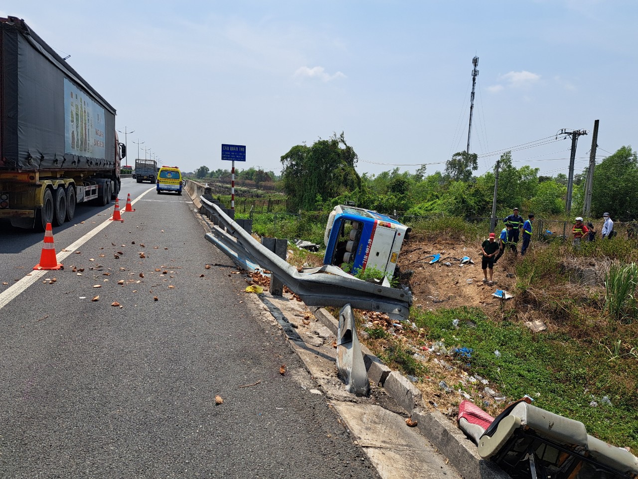 Tai nạn xe khách trên cao tốc TP. HCM - Trung Lương- Ảnh 1.