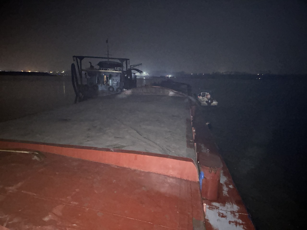 Cục CSGT phối hợp với các địa phương bắt tàu hút cát trái phép trên sông Hồng- Ảnh 6.
