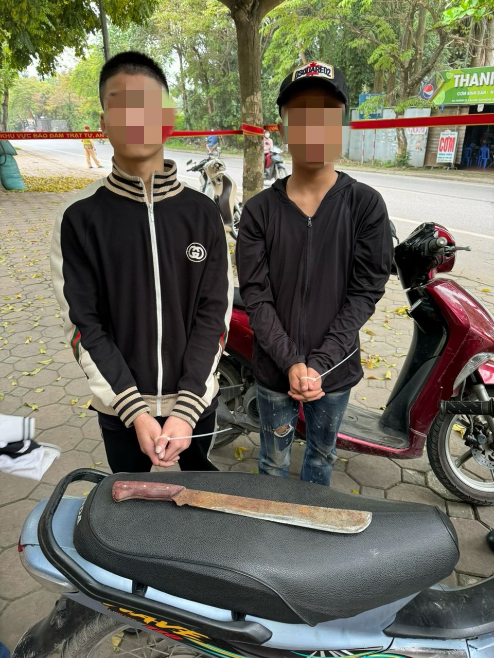 Kiểm tra trên đường, Cảnh sát 141 Hà Nội kịp ngăn chặn vụ thiếu niên mang dao giải quyết mâu thuẫn - Ảnh 2.