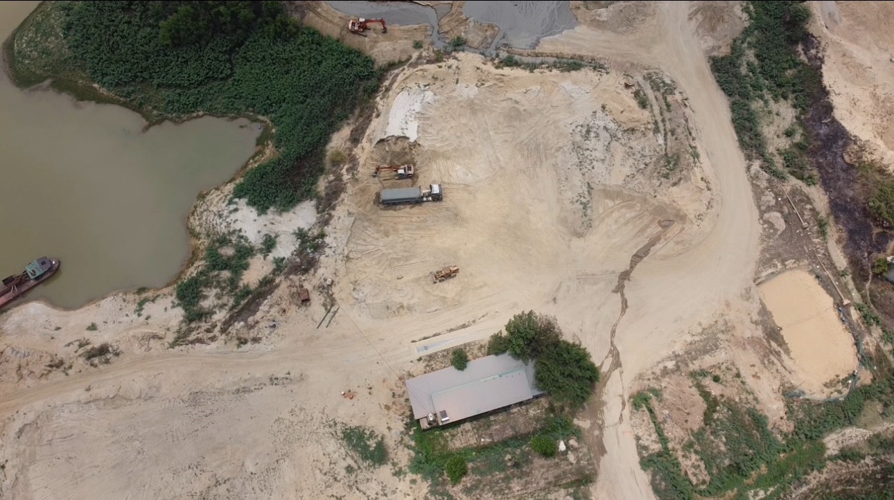 Sở GTVT tỉnh Đắk Lắk tăng cường kiểm tra xe chở cát tại mỏ vật liệu, đầu mối bốc xếp hàng hóa- Ảnh 1.