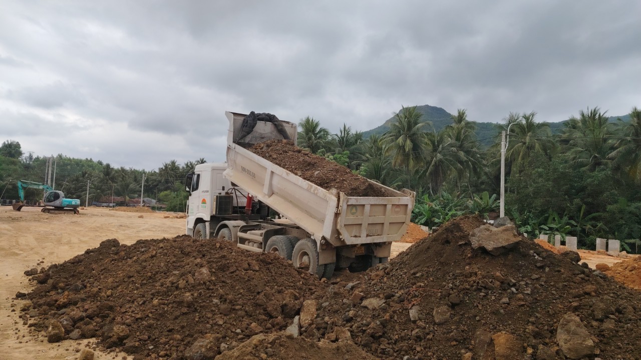 Video: Xe ben chở đất cơi nới thành thùng, có dấu hiệu quá tải "náo động" QL1 qua tỉnh Phú Yên- Ảnh 6.