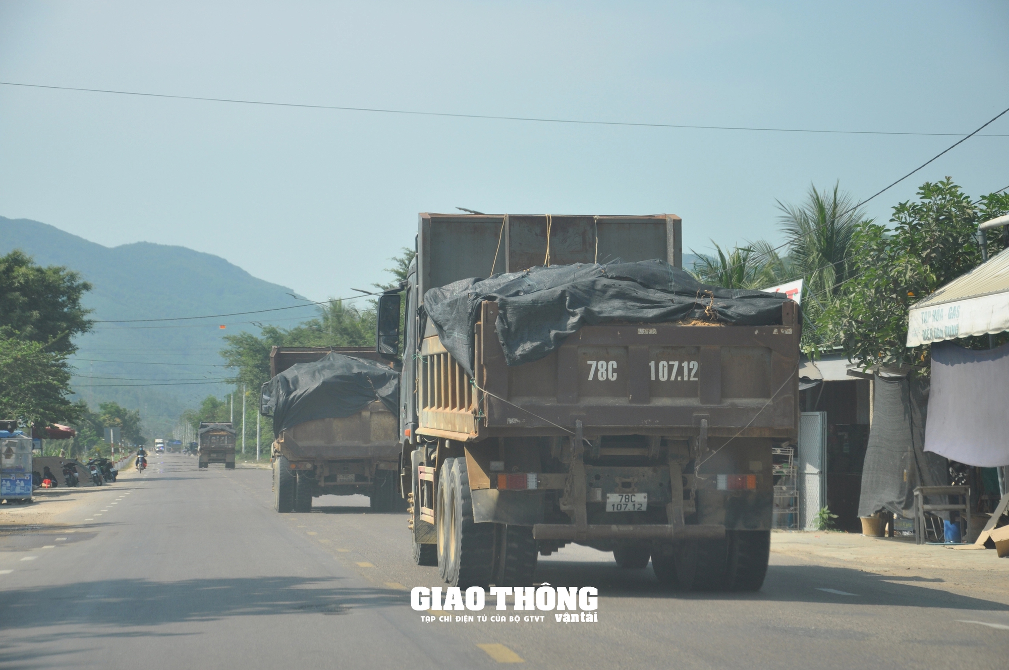 Video: Xe ben chở đất cơi nới thành thùng, có dấu hiệu quá tải "náo động" QL1 qua tỉnh Phú Yên- Ảnh 1.