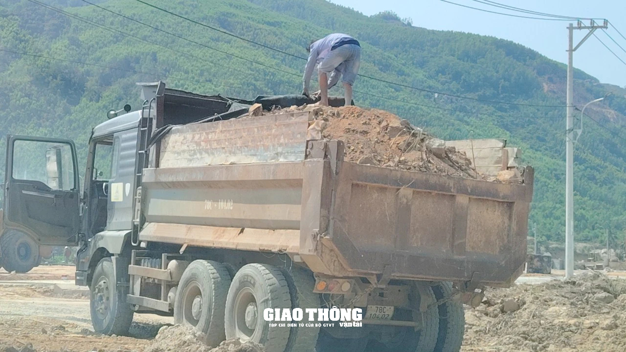 Video: Xe ben chở đất cơi nới thành thùng, có dấu hiệu quá tải "náo động" QL1 qua tỉnh Phú Yên- Ảnh 2.