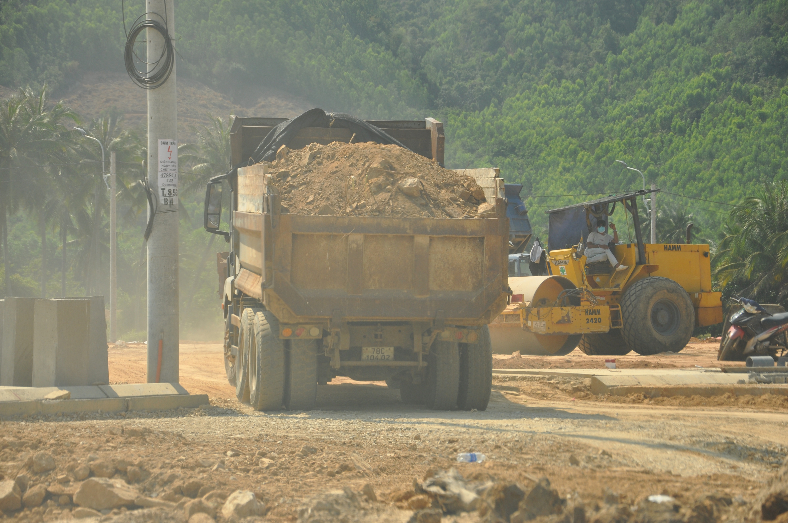 Video: Xe ben chở đất cơi nới thành thùng, có dấu hiệu quá tải "náo động" QL1 qua tỉnh Phú Yên- Ảnh 5.