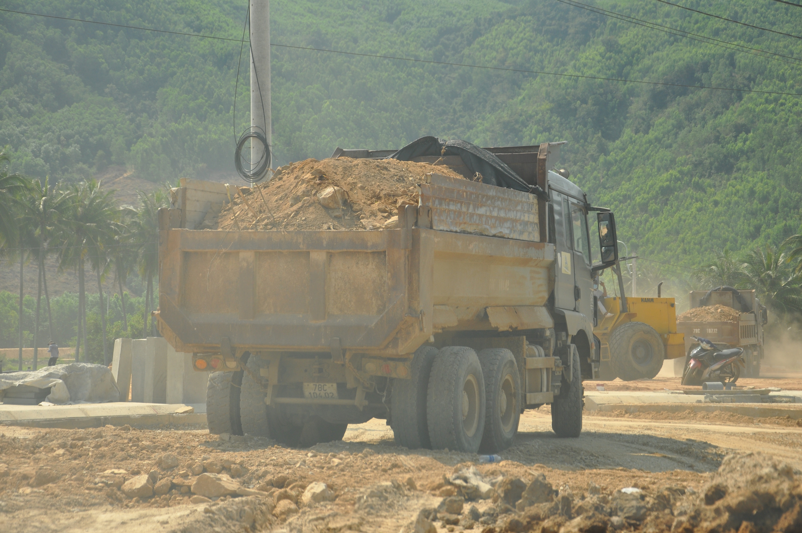 Video: Xe ben chở đất cơi nới thành thùng, có dấu hiệu quá tải "náo động" QL1 qua tỉnh Phú Yên- Ảnh 4.