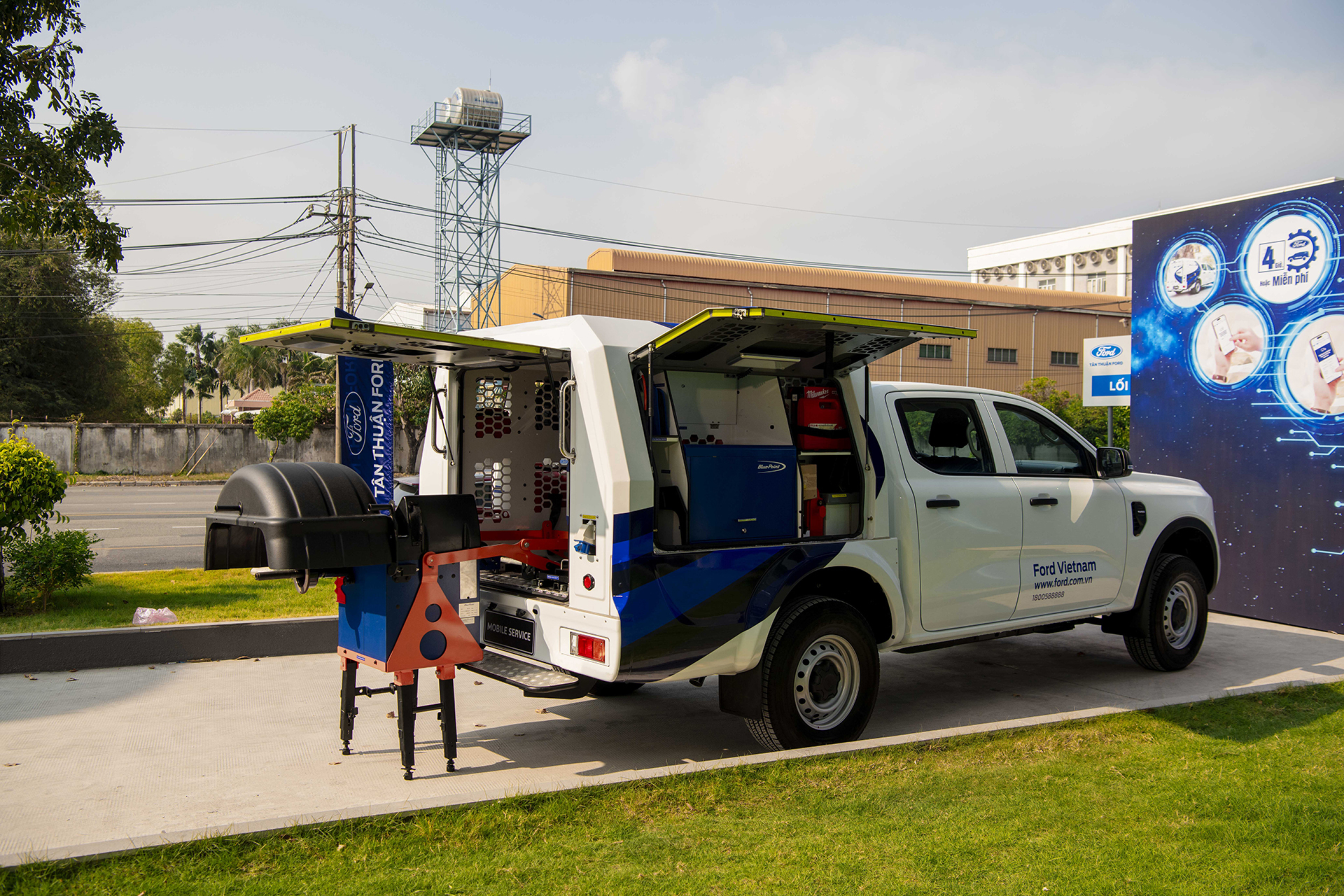 Xe dịch vụ lưu động được hệ thống đại lý Ford triển khai phục vụ khách hàng.