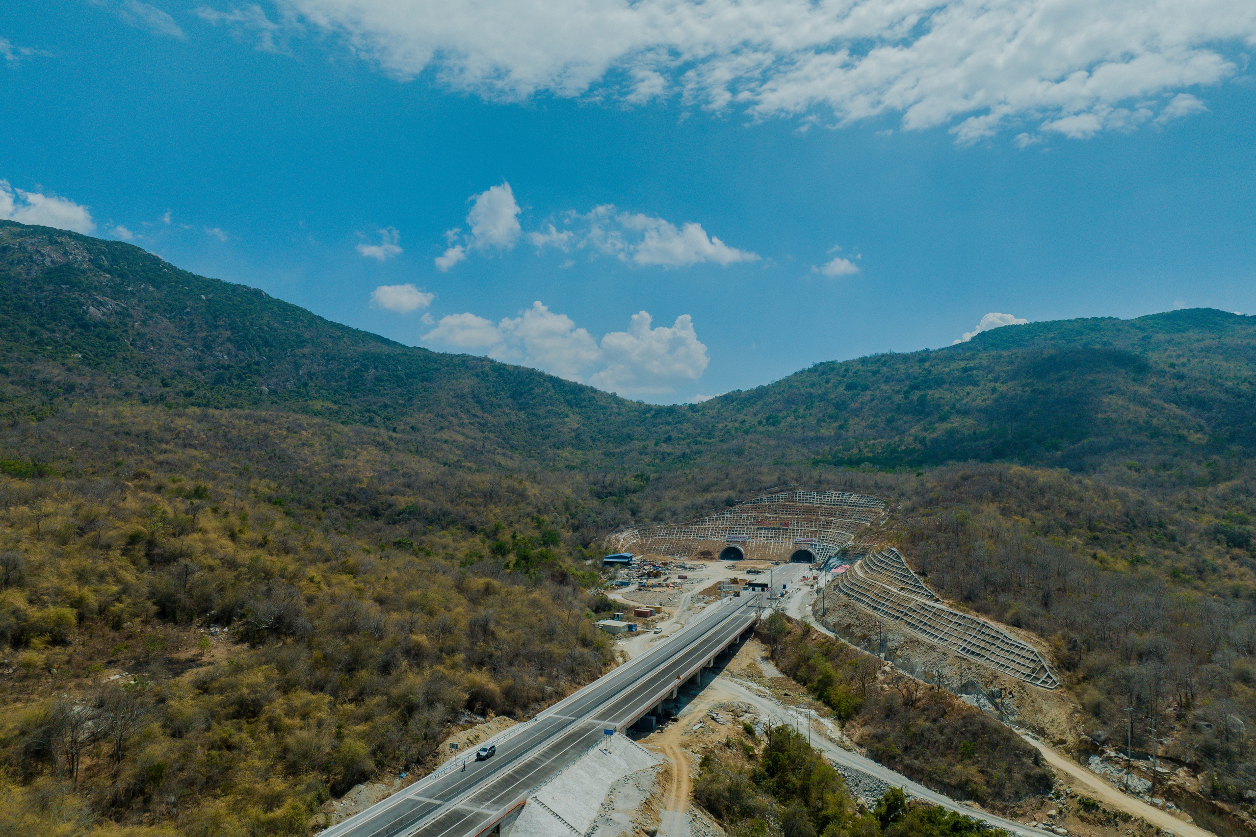 Tuyến cao tốc có hầm đường bộ lớn thứ tư cả nước chuẩn bị đưa vào khai thác- Ảnh 9.