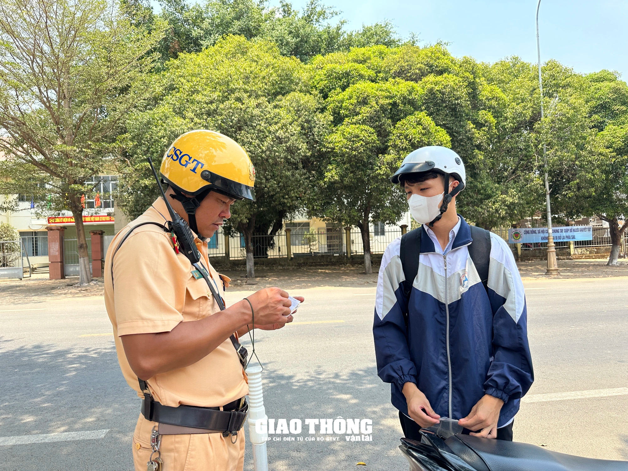 CSGT Đắk Lắk xử lý tình trạng học sinh điều khiển xe máy vi phạm pháp luật về trật tự ATGT- Ảnh 1.