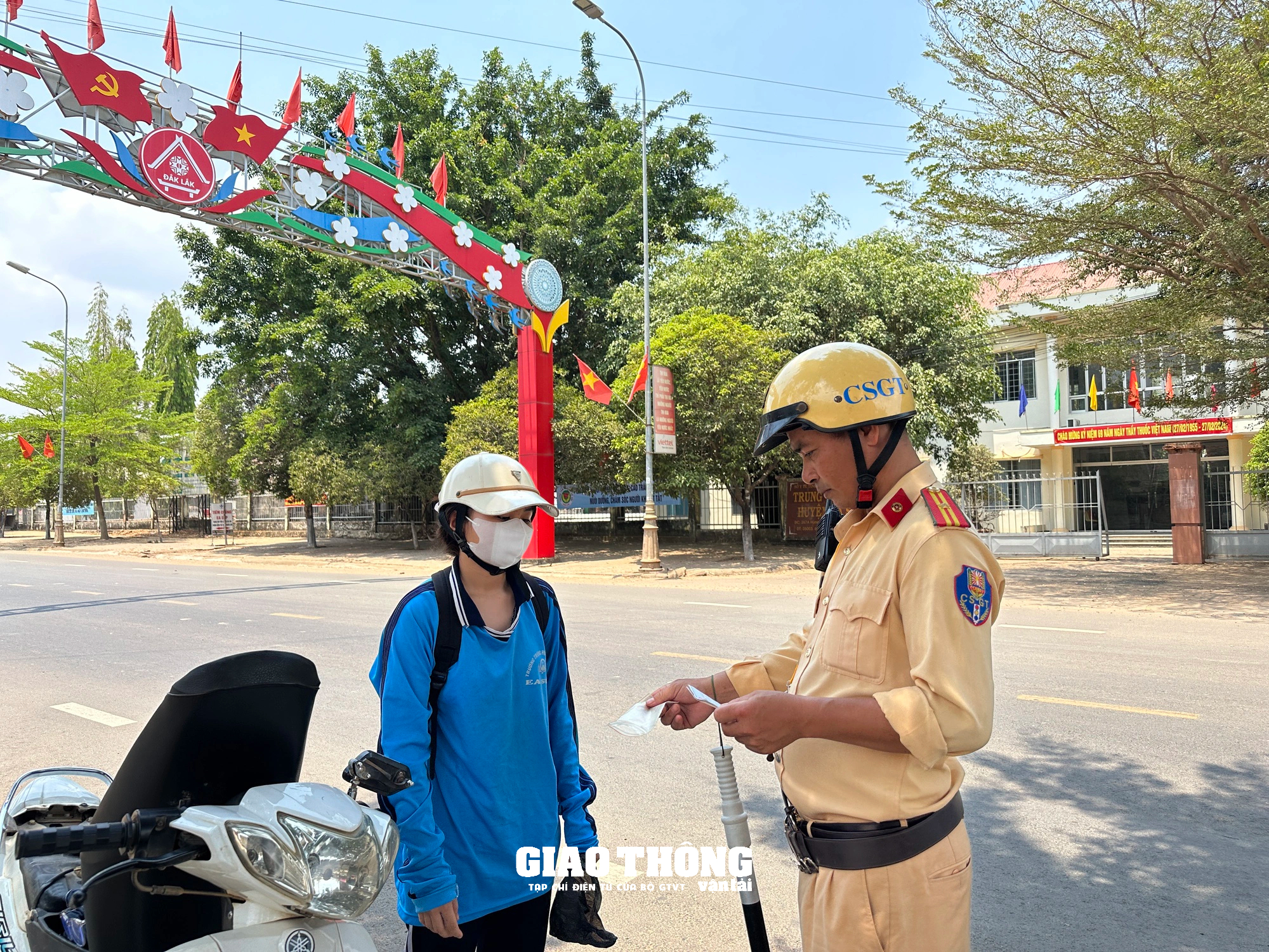 CSGT Đắk Lắk xử lý tình trạng học sinh điều khiển xe máy vi phạm pháp luật về trật tự ATGT- Ảnh 2.