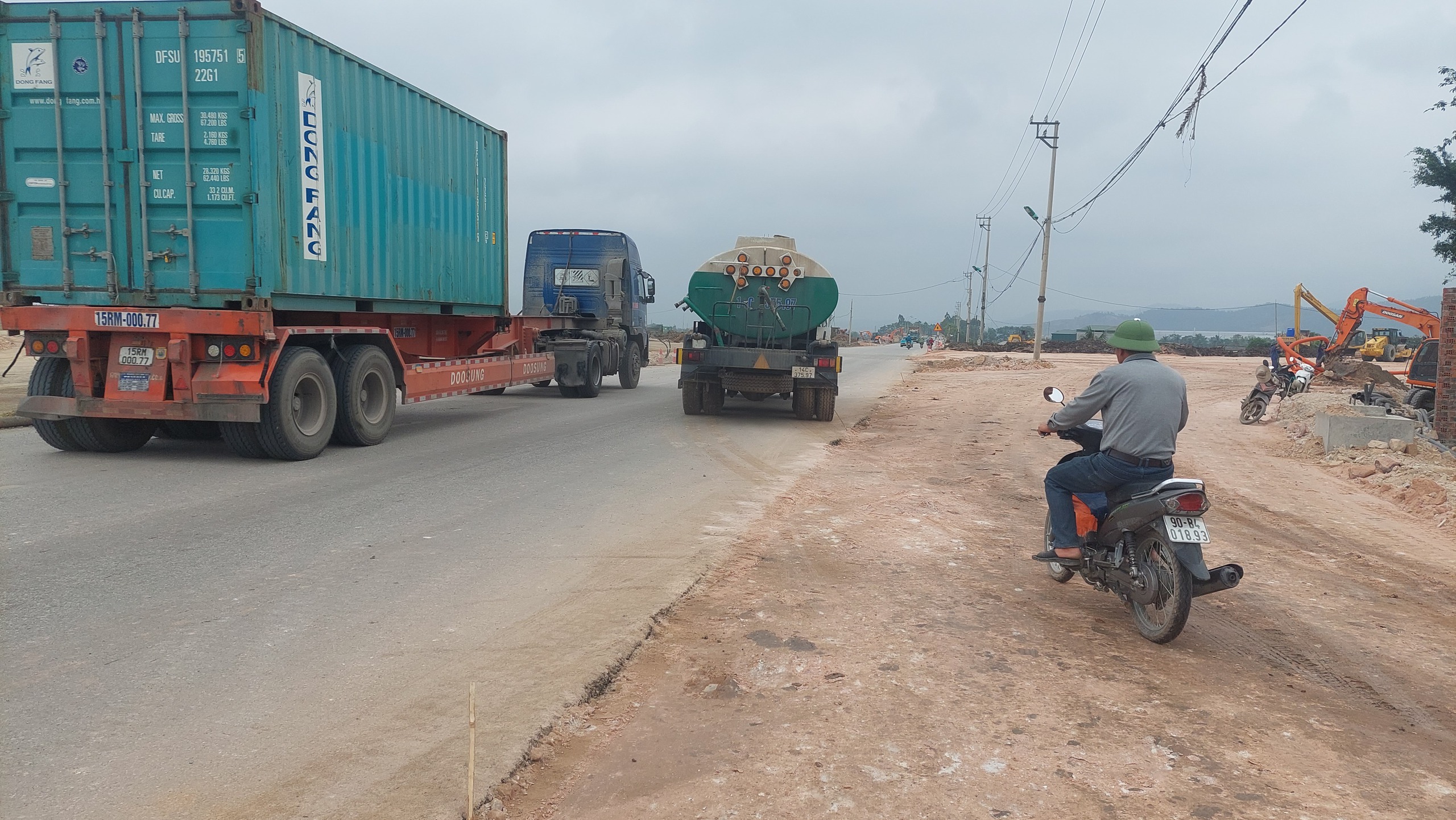 Quảng Ninh: Dự án đường dẫn cầu Bến Rừng sử dụng nhiều xe cơi thùng, không đăng kiểm để thi công- Ảnh 2.