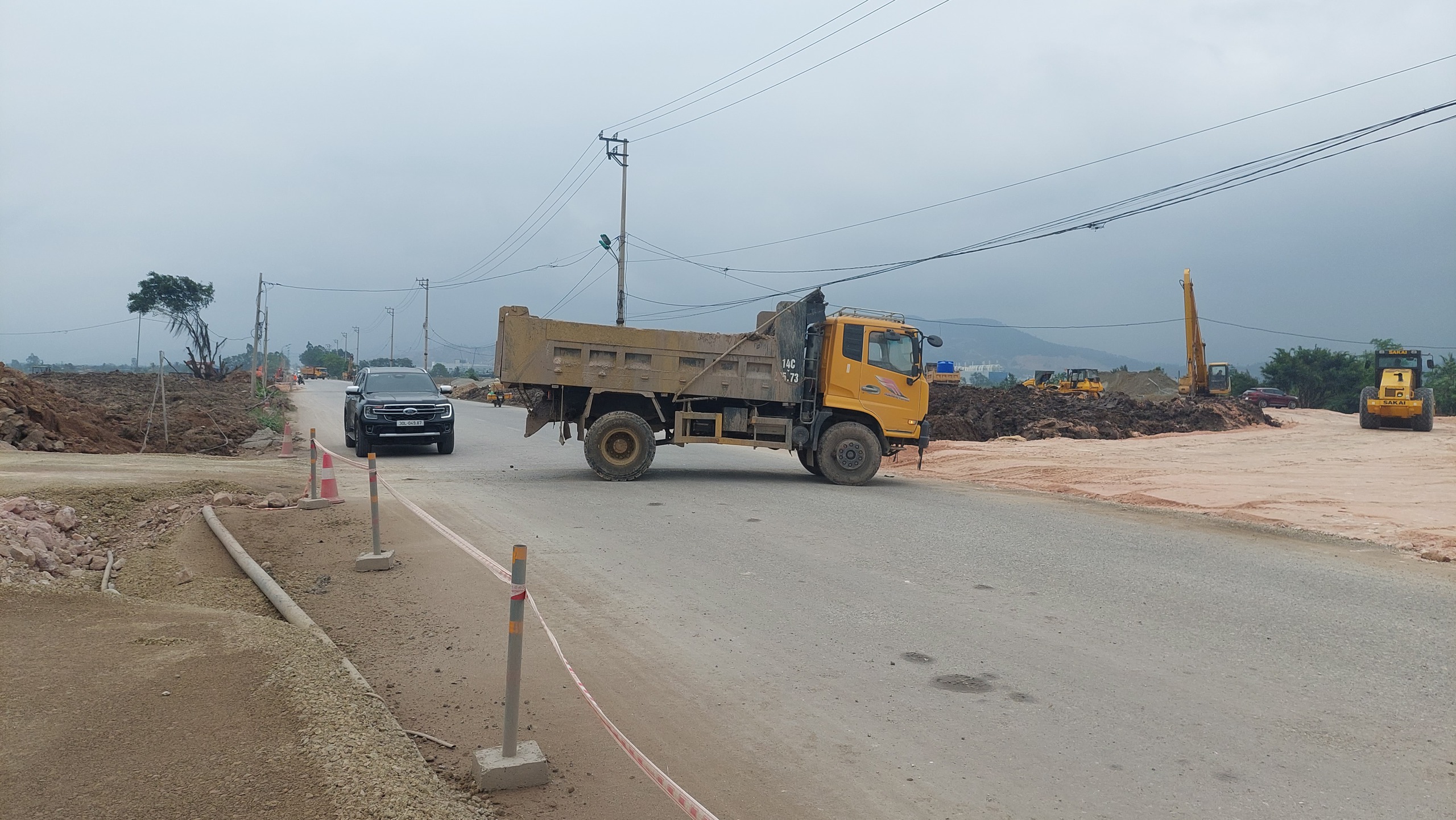 Quảng Ninh: Dự án đường dẫn cầu Bến Rừng sử dụng nhiều xe cơi thùng, không đăng kiểm để thi công- Ảnh 14.