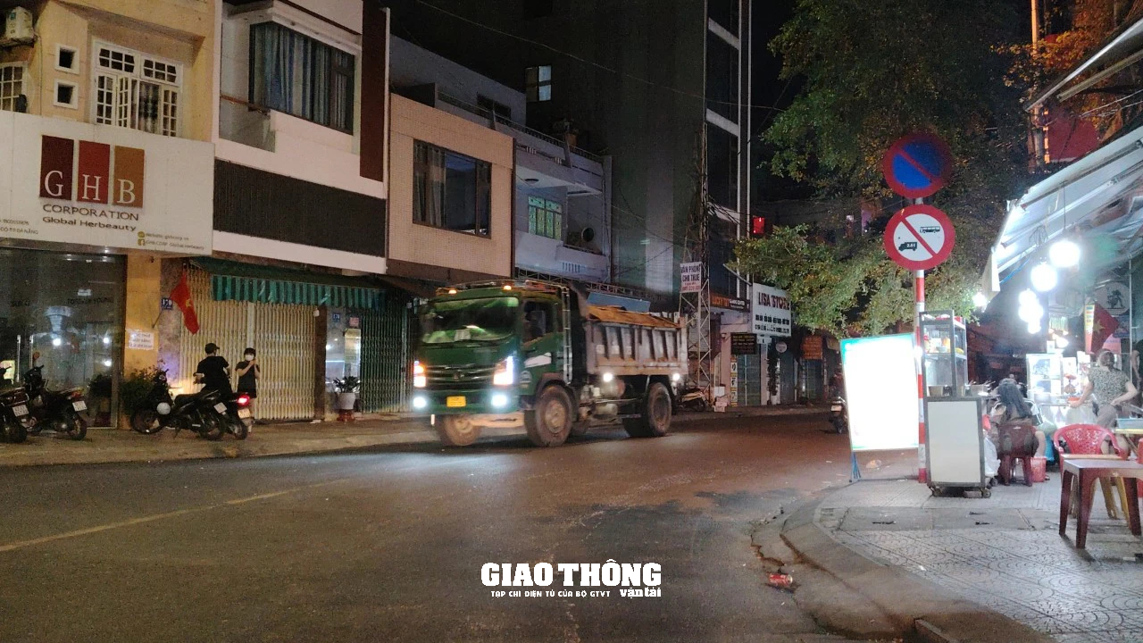 Xe ben chở đất chạy "bất chấp" vào đường giới hạn tải trọng 2,5 tấn ở trung tâm Đà Nẵng- Ảnh 6.