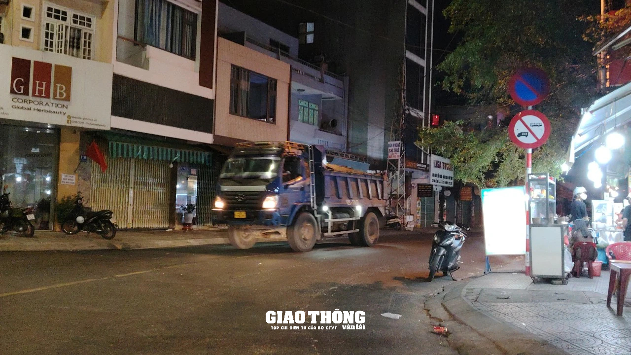Xe ben chở đất chạy "bất chấp" vào đường giới hạn tải trọng 2,5 tấn ở trung tâm Đà Nẵng- Ảnh 3.