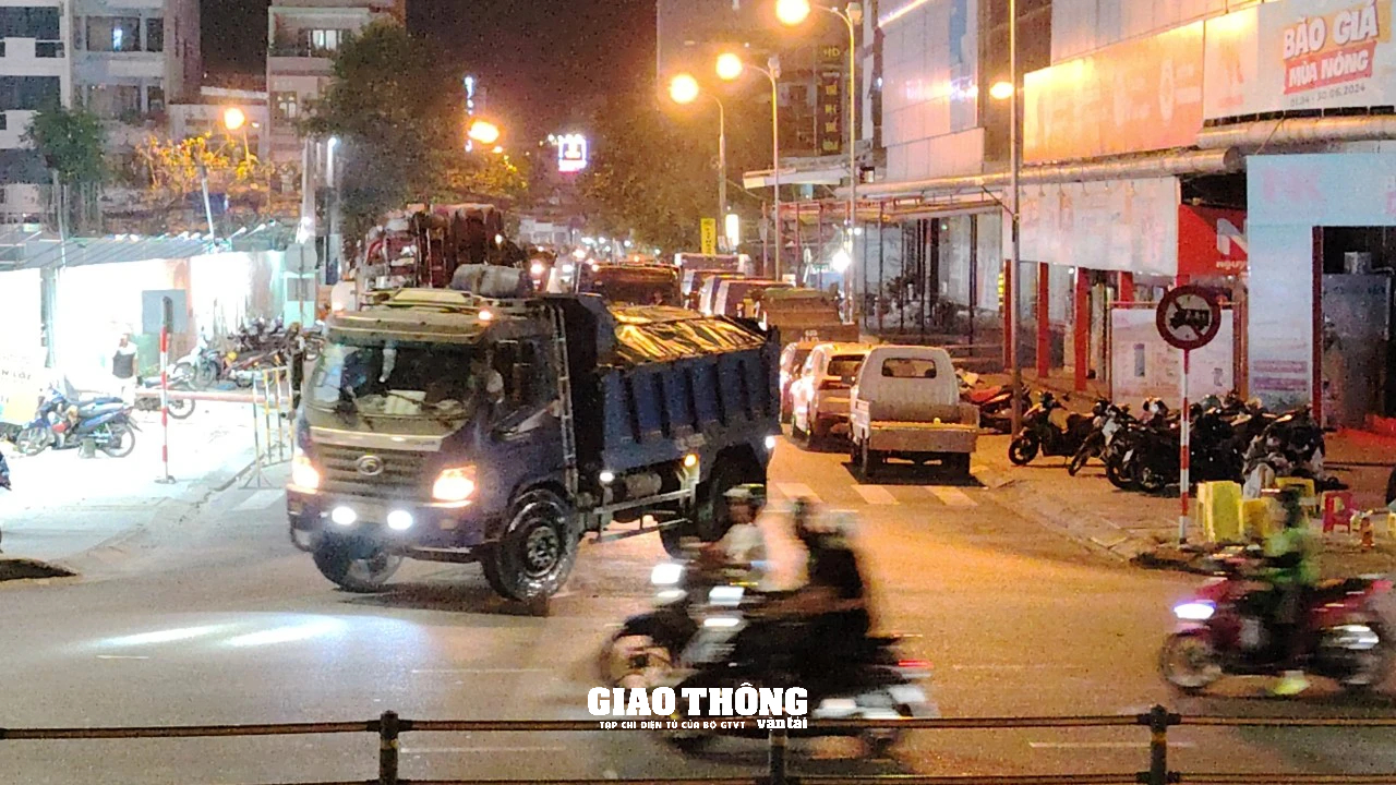 Xe ben chở đất chạy "bất chấp" vào đường giới hạn tải trọng 2,5 tấn ở trung tâm Đà Nẵng- Ảnh 13.