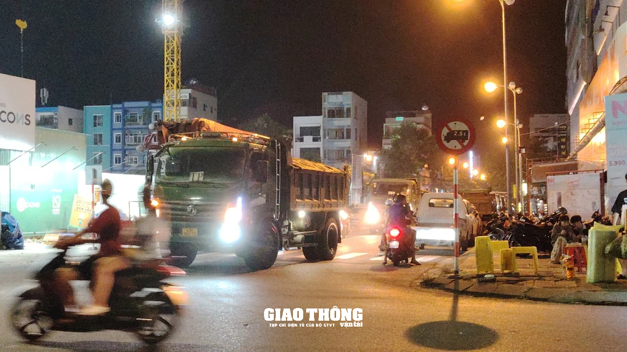 Xe ben chở đất chạy "bất chấp" vào đường giới hạn tải trọng 2,5 tấn ở trung tâm Đà Nẵng- Ảnh 9.
