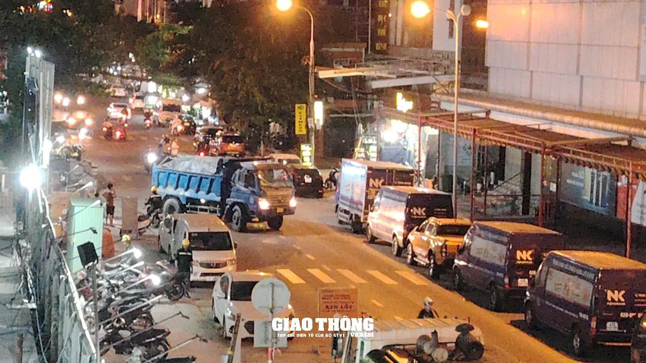 Xe ben chở đất chạy "bất chấp" vào đường giới hạn tải trọng 2,5 tấn ở trung tâm Đà Nẵng- Ảnh 10.