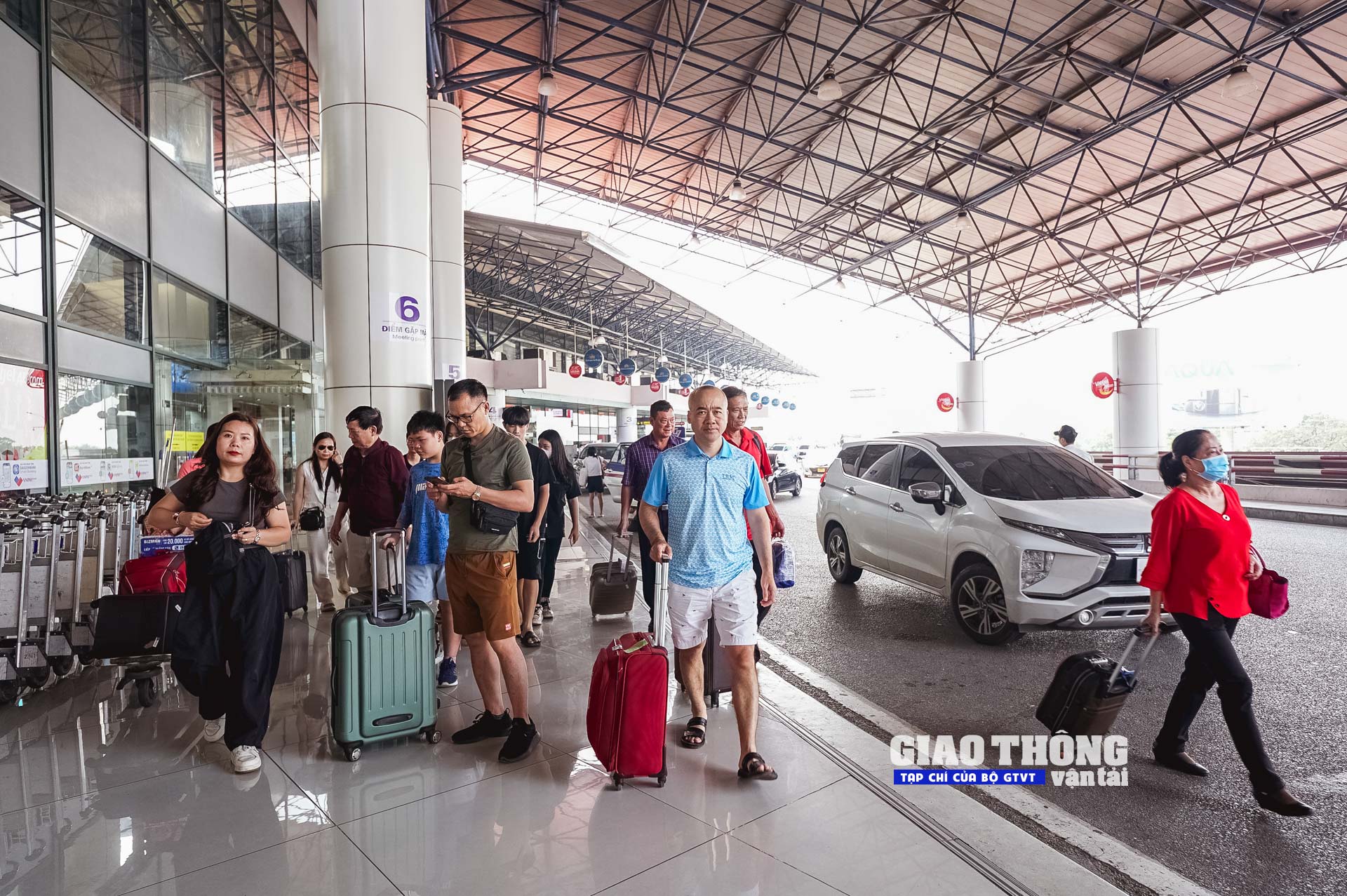Cận cảnh ngày cao điểm nhất tại sân bay Nội Bài dịp nghỉ Lễ 30/4 - 1/5- Ảnh 6.