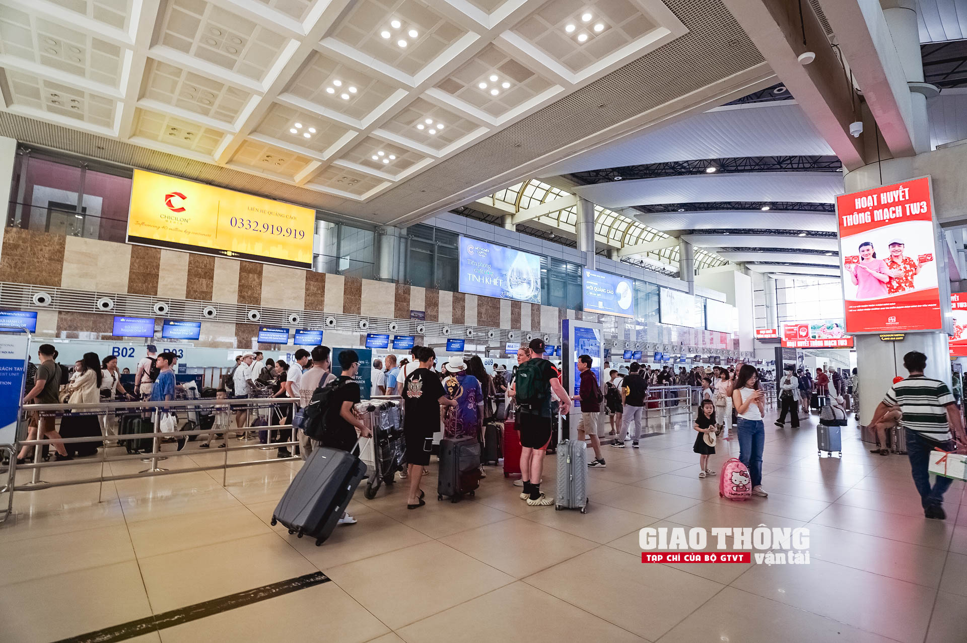 Cận cảnh ngày cao điểm nhất tại sân bay Nội Bài dịp nghỉ Lễ 30/4 - 1/5- Ảnh 2.