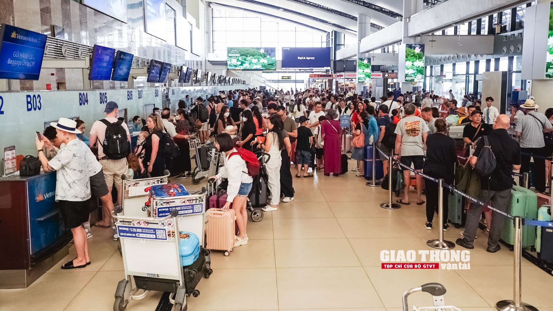 Cận cảnh ngày cao điểm nhất tại sân bay Nội Bài dịp nghỉ Lễ 30/4 - 1/5- Ảnh 3.