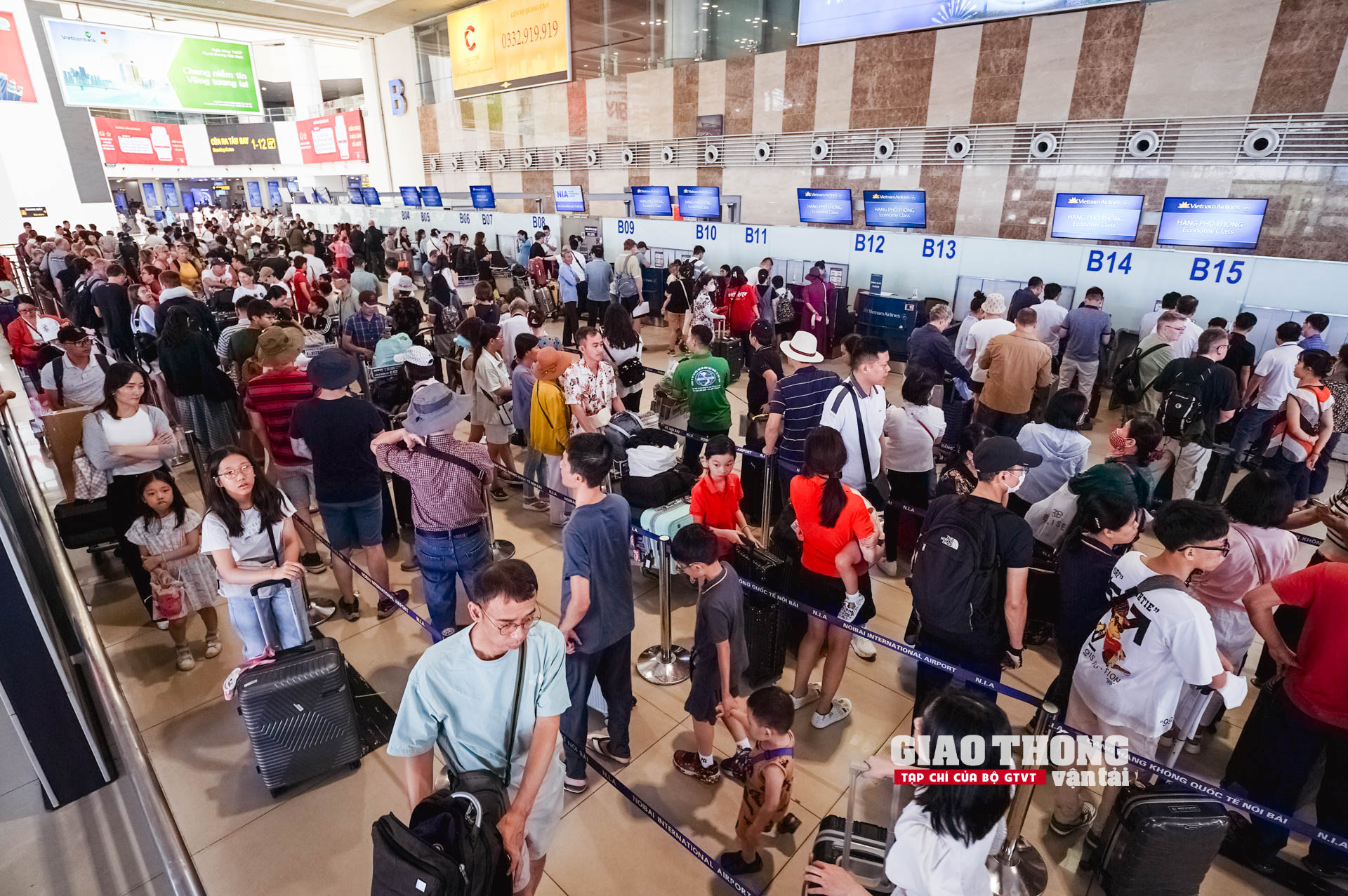 Cận cảnh ngày cao điểm nhất tại sân bay Nội Bài dịp nghỉ Lễ 30/4 - 1/5- Ảnh 1.