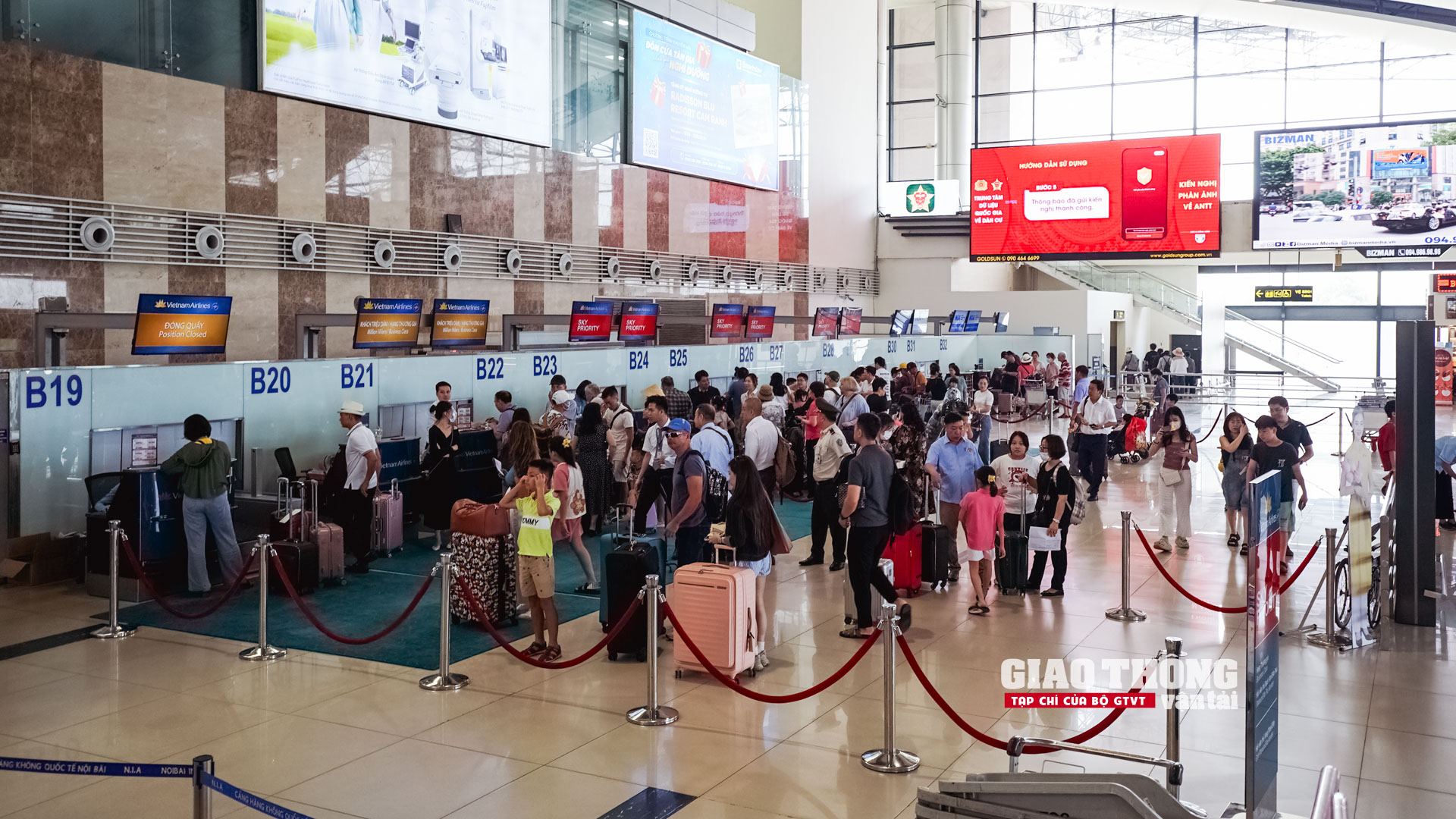 Cận cảnh ngày cao điểm nhất tại sân bay Nội Bài dịp nghỉ Lễ 30/4 - 1/5- Ảnh 25.
