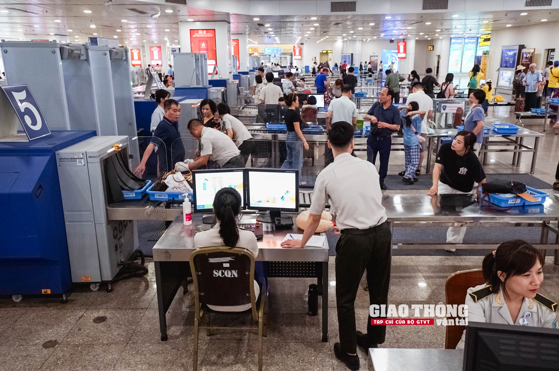 Cận cảnh ngày cao điểm nhất tại sân bay Nội Bài dịp nghỉ Lễ 30/4 - 1/5- Ảnh 18.