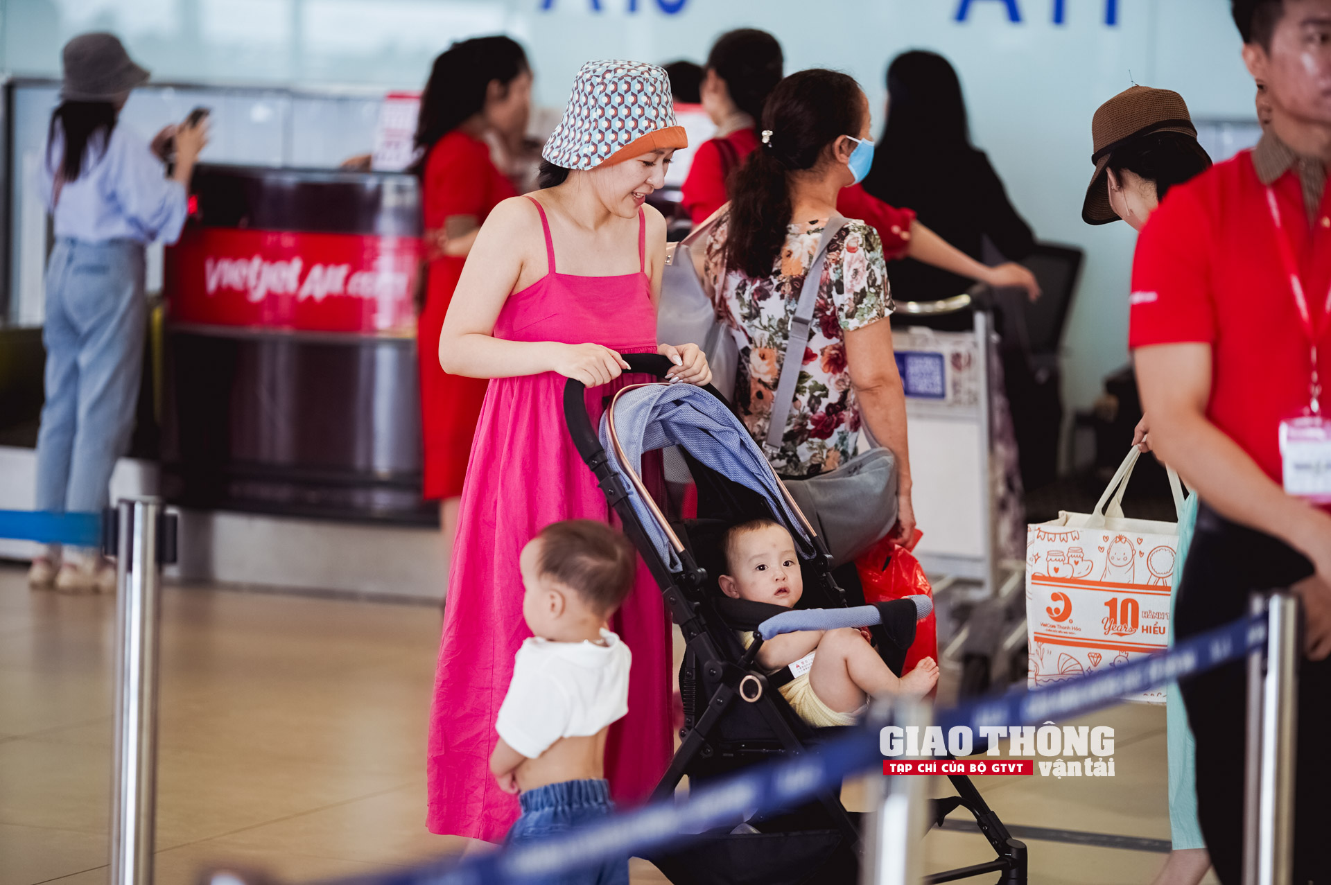 Cận cảnh ngày cao điểm nhất tại sân bay Nội Bài dịp nghỉ Lễ 30/4 - 1/5- Ảnh 27.