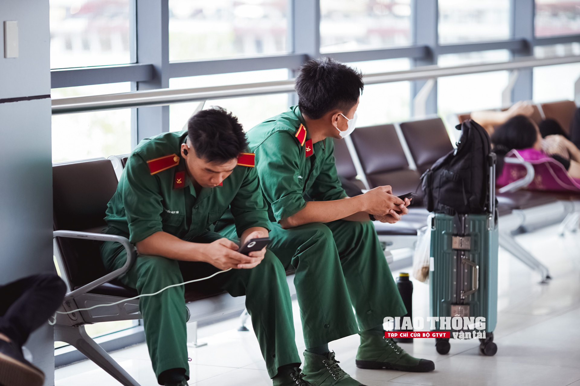 Cận cảnh ngày cao điểm nhất tại sân bay Nội Bài dịp nghỉ Lễ 30/4 - 1/5- Ảnh 26.