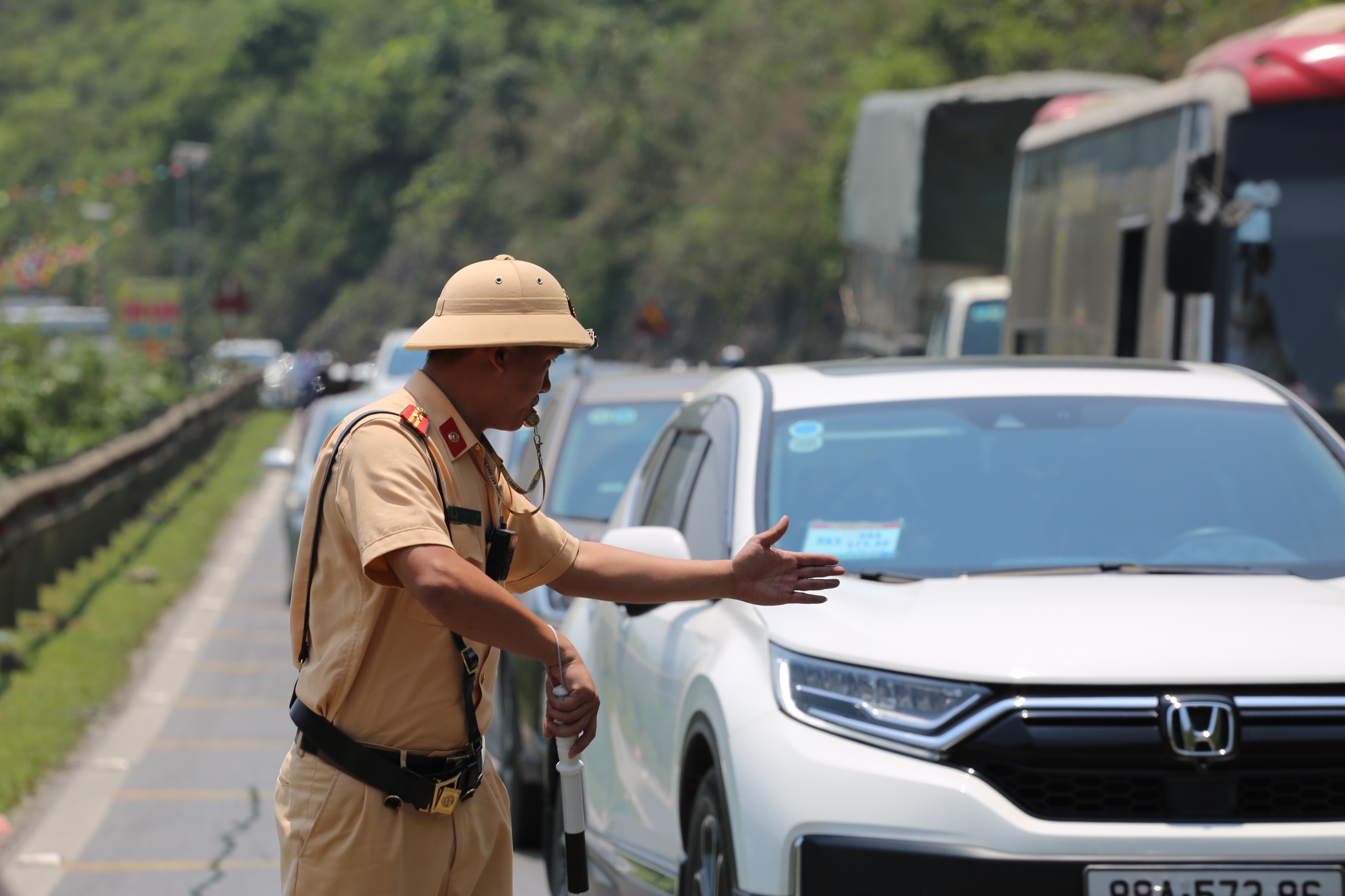 CSGT Hoà Bình giúp đỡ người nữ tài xế ôtô gặp sự cố xe chết máy dưới nắng nóng trên 40 độ C- Ảnh 4.