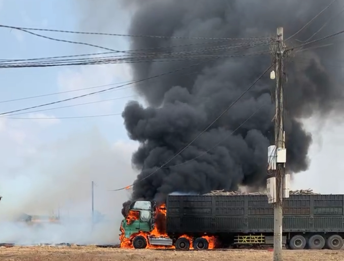 Video xe đầu kéo ở Đắk Lắk đang dừng bốc hàng bất ngờ bốc cháy dữ dội - Ảnh 1.