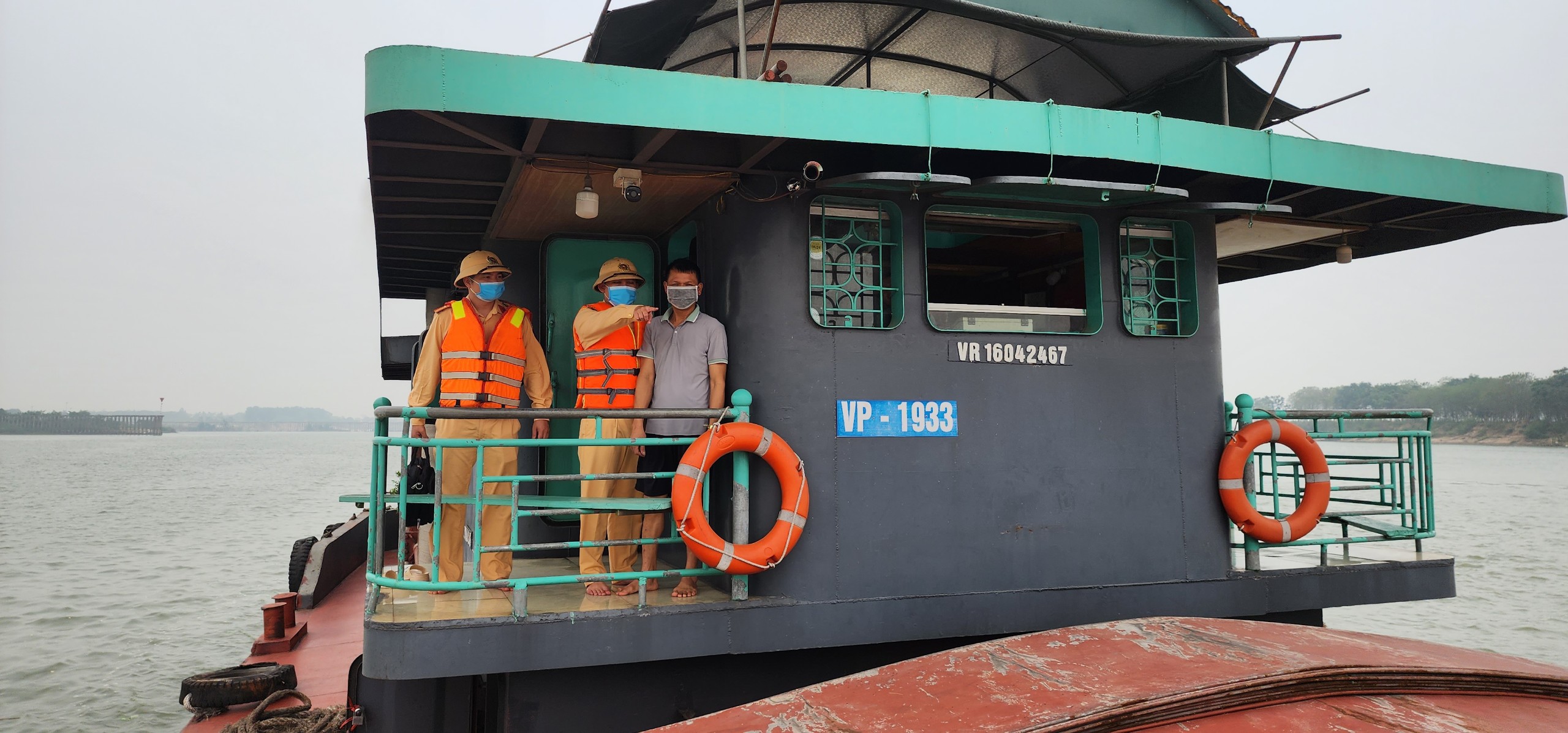 Video cảnh sát đường thủy Hà Nội bất ngờ kiểm tra tàu, thuyền chở quá tải trên sông Hồng- Ảnh 2.