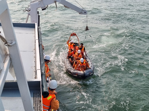 Cận cảnh hiện trường cứu 10 thuyền viên tàu SUNRISE 268 bị nạn ở vùng biển cửa Ba Lạt- Ảnh 2.