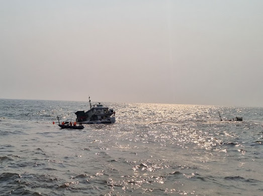 Cận cảnh hiện trường cứu 10 thuyền viên tàu SUNRISE 268 bị nạn ở vùng biển cửa Ba Lạt- Ảnh 1.