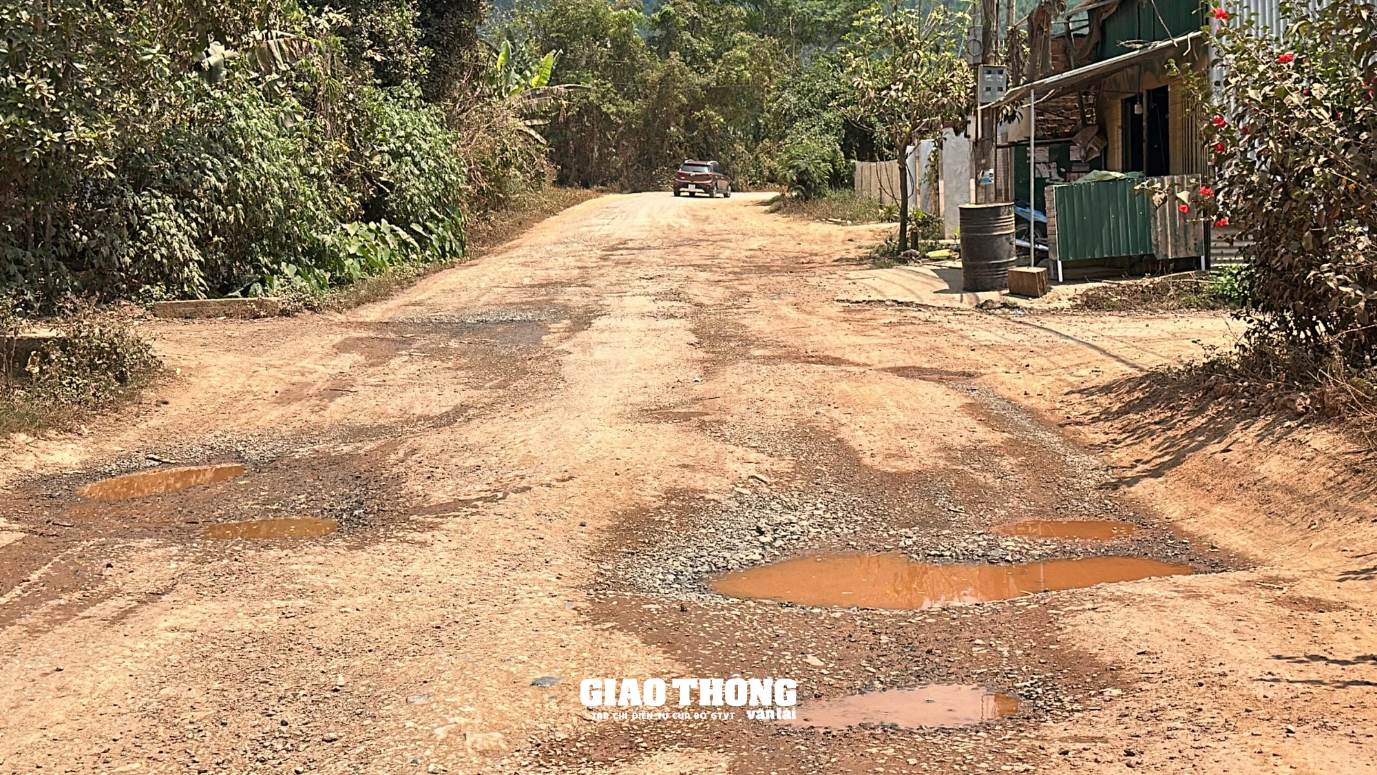 Đường liên xã Ea Trang - Cư San (Đắk Lắk) xuống cấp nghiêm trọng, gây mất ATGT- Ảnh 1.