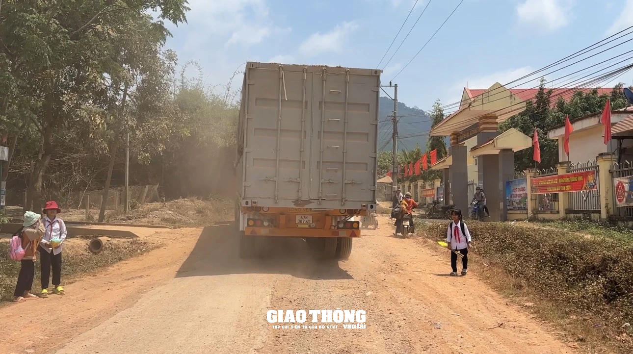Đường liên xã Ea Trang - Cư San (Đắk Lắk) xuống cấp nghiêm trọng, gây mất ATGT- Ảnh 2.