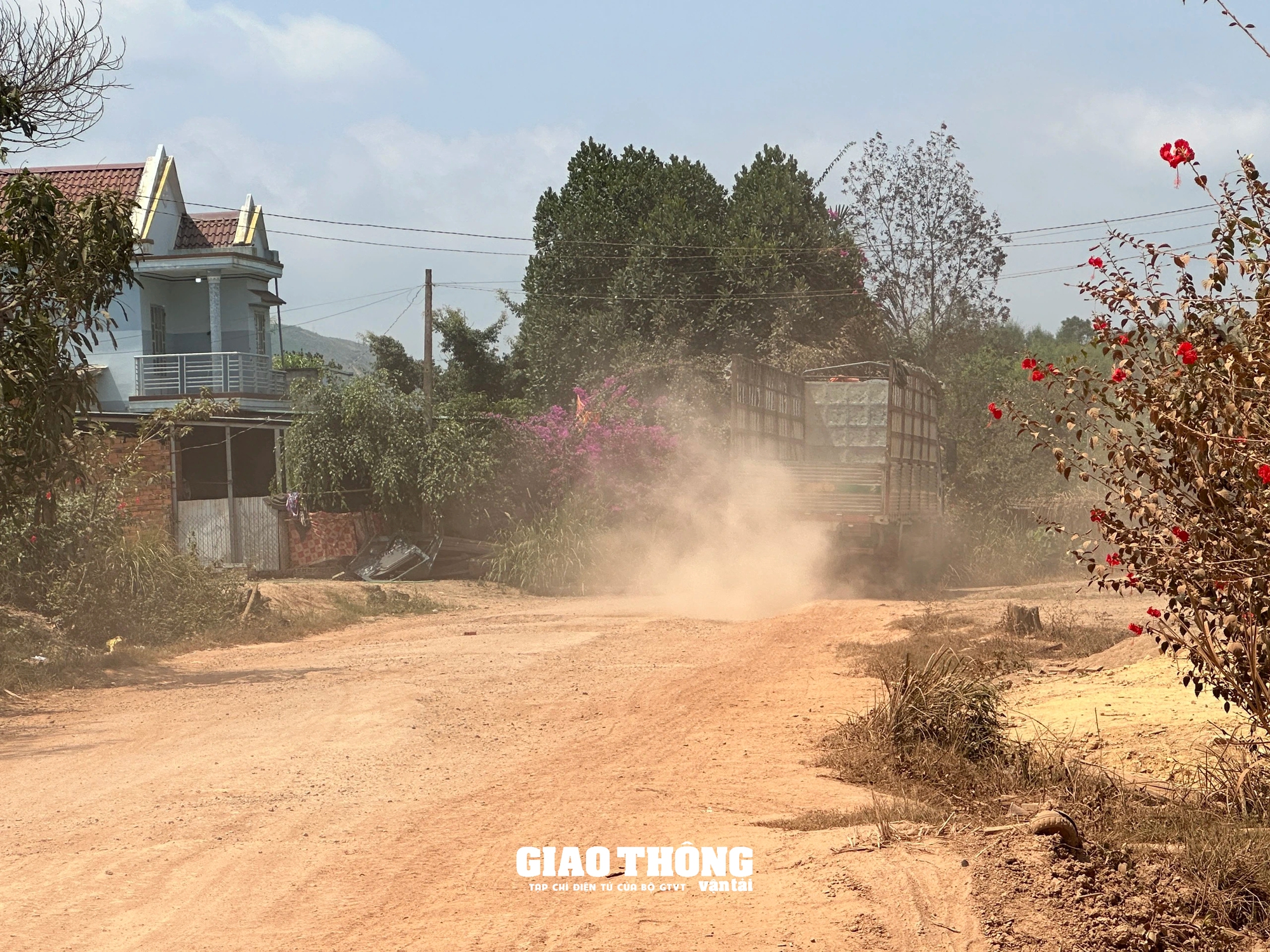 Đường liên xã Ea Trang - Cư San (Đắk Lắk) xuống cấp nghiêm trọng, gây mất ATGT- Ảnh 4.