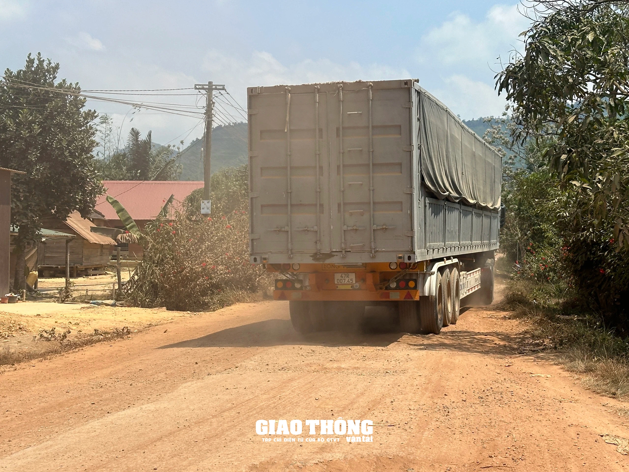 Đường liên xã Ea Trang - Cư San (Đắk Lắk) xuống cấp nghiêm trọng, gây mất ATGT- Ảnh 9.