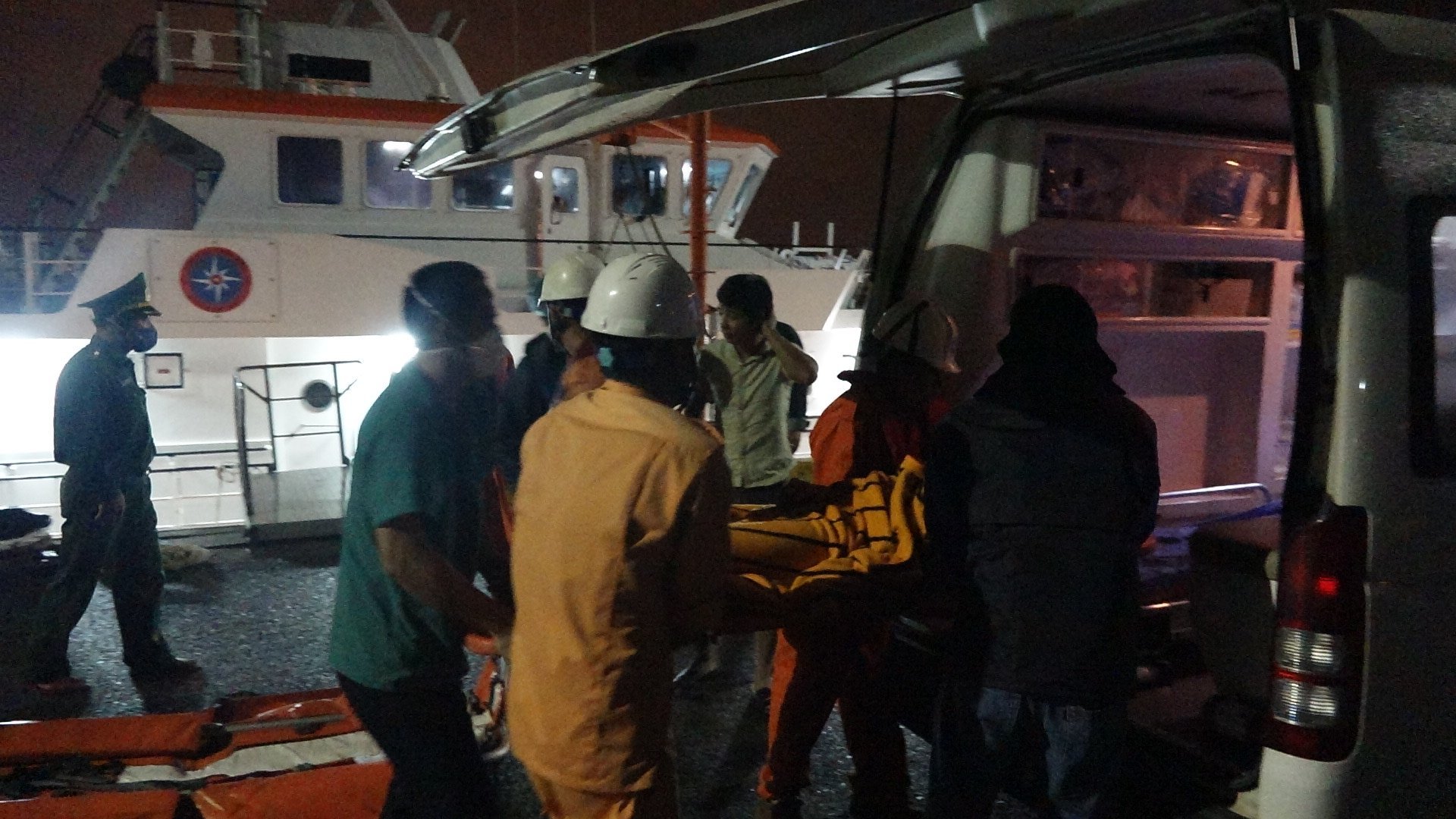 Hiện trường cứu ngư dân bất ngờ đột quỵ trên tàu cá tại khu vực đảo Tri Tôn- Ảnh 3.