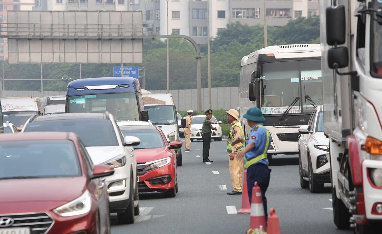 CSGT Hà Nội căng mình điều tiết giao thông, hỗ trợ người dân sau nghỉ lễ- Ảnh 7.