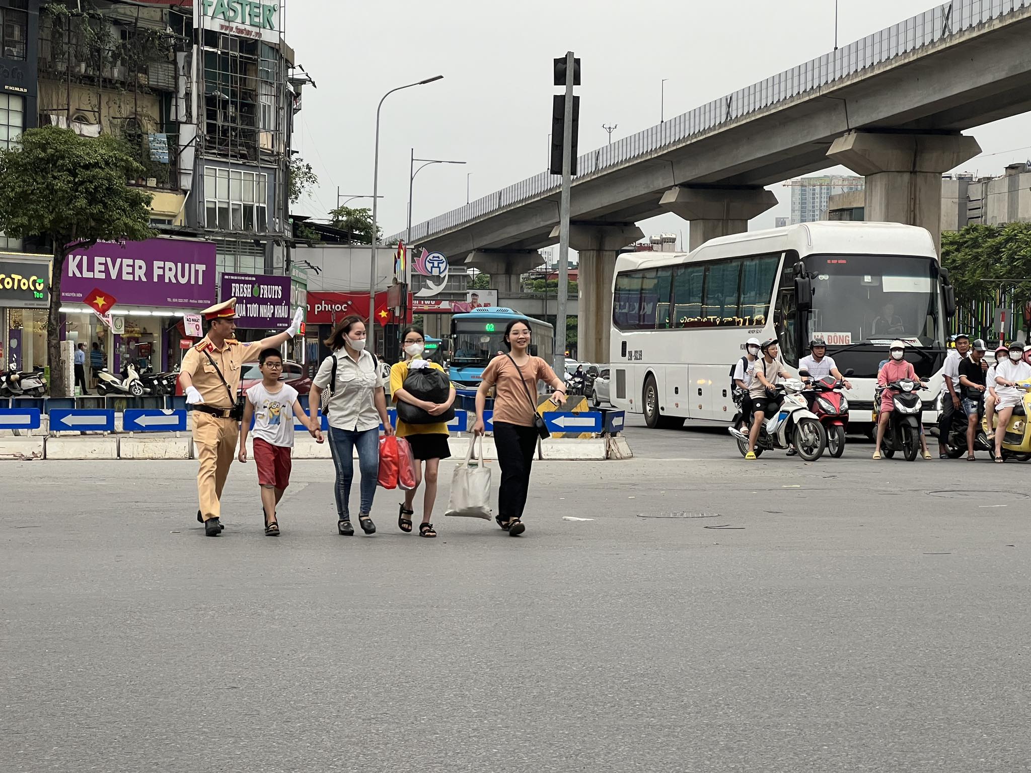 CSGT Hà Nội căng mình điều tiết giao thông, hỗ trợ người dân sau nghỉ lễ- Ảnh 2.