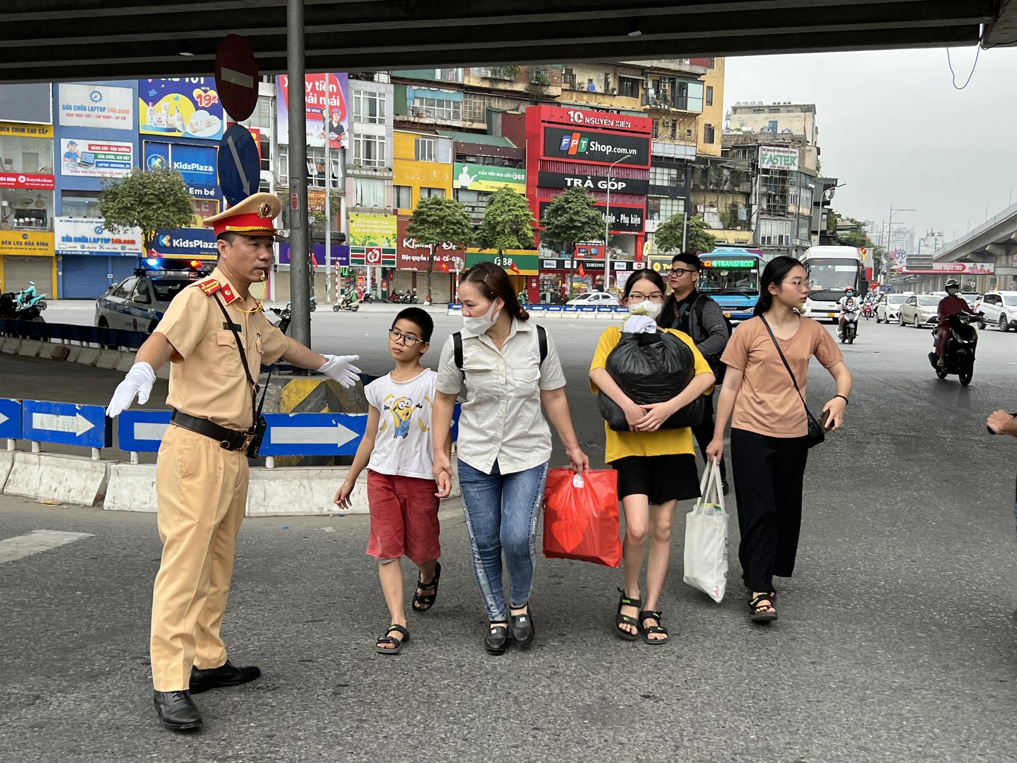 CSGT Hà Nội căng mình điều tiết giao thông, hỗ trợ người dân sau nghỉ lễ- Ảnh 3.