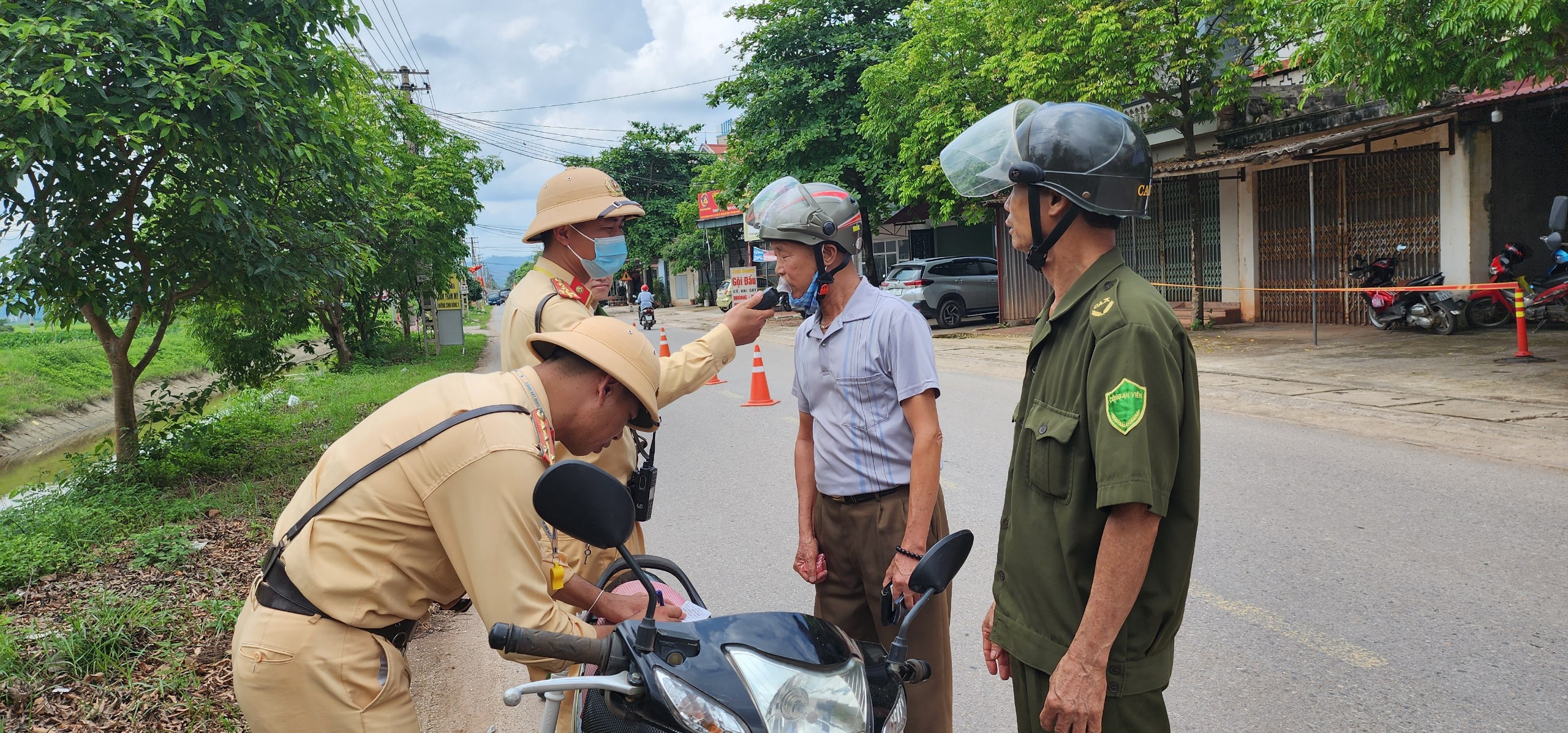 Bắc Giang: Xử lý tài xế "ma men" ngay tại thôn, xóm- Ảnh 1.