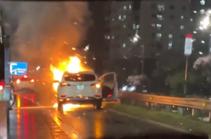 Hà Nội: Ôtô đang lưu thông bỗng dưng cháy lớn dưới mưa to- Ảnh 3.
