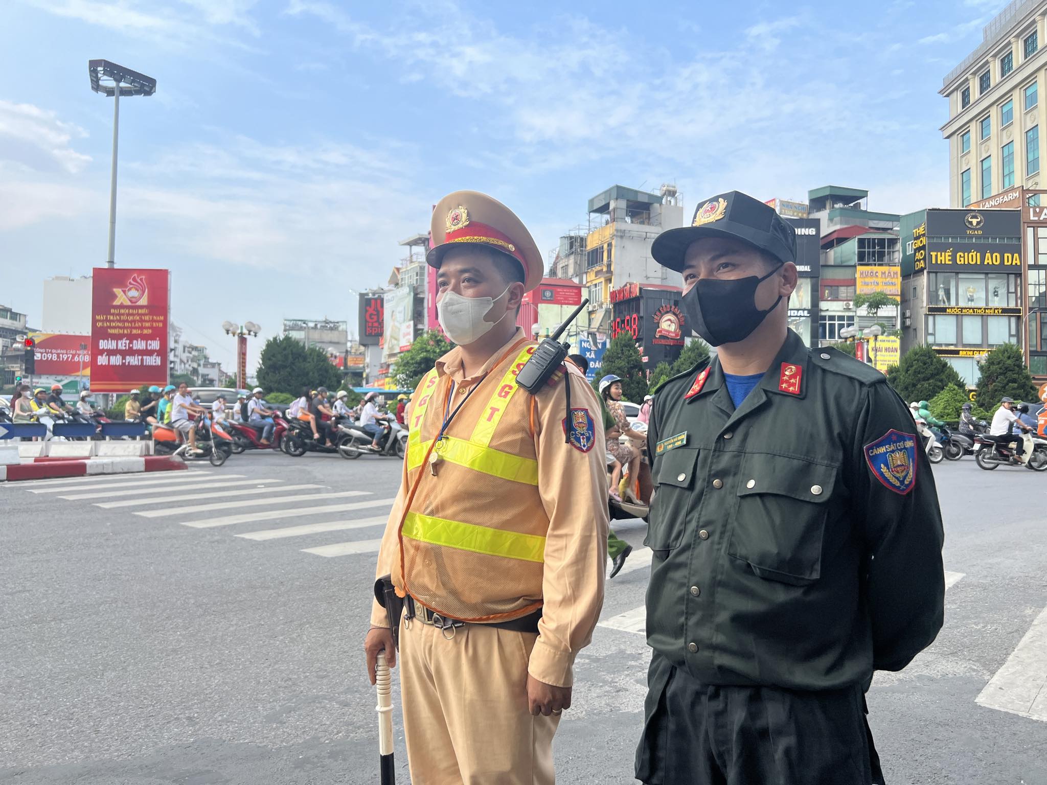 Ngày đầu 5 tổ công tác đặc biệt kiểm tra, xử lý vi phạm giao thông ở nội thành Hà Nội - Ảnh 2.