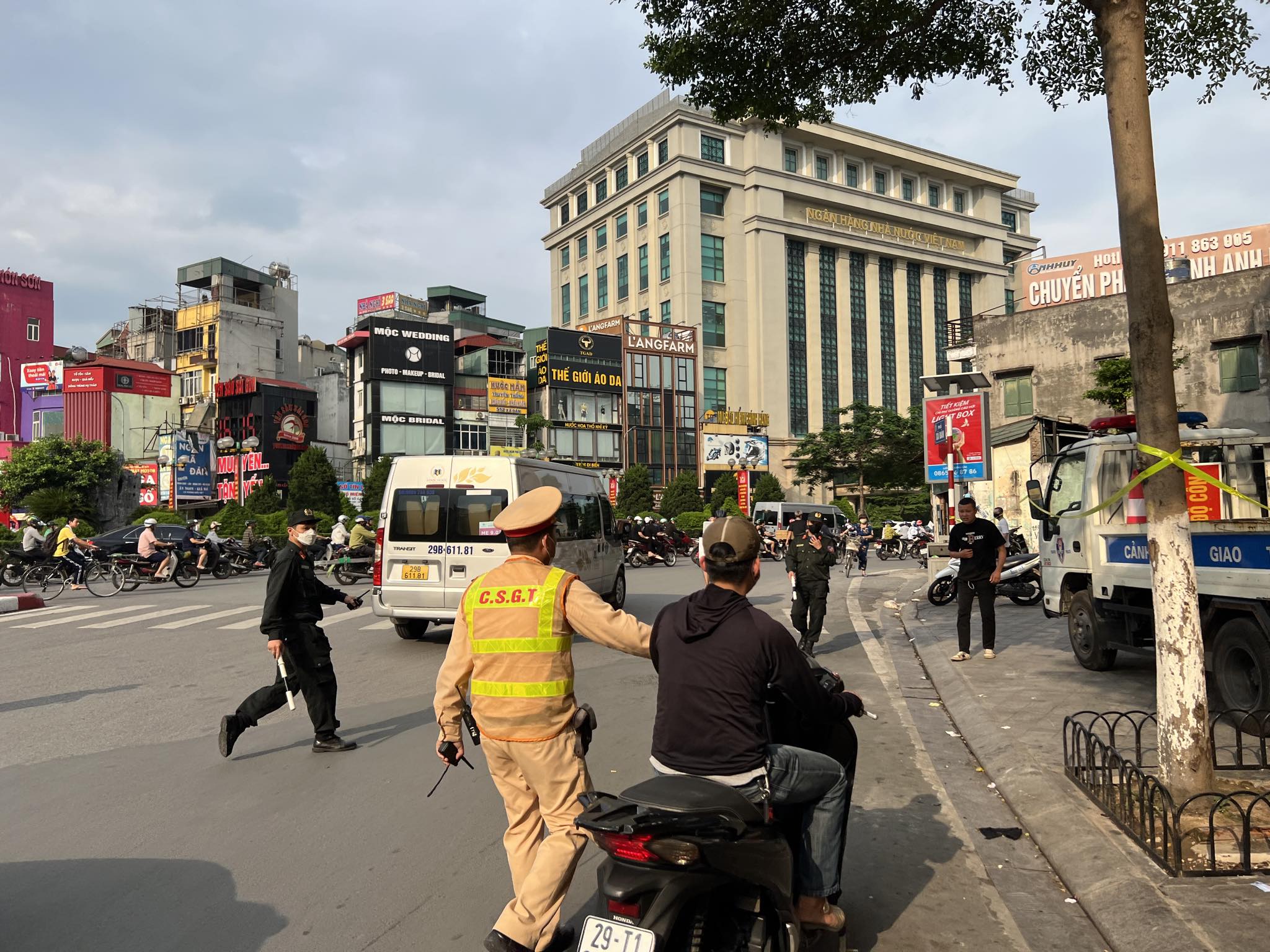 Ngày đầu 5 tổ công tác đặc biệt kiểm tra, xử lý vi phạm giao thông ở nội thành Hà Nội - Ảnh 1.