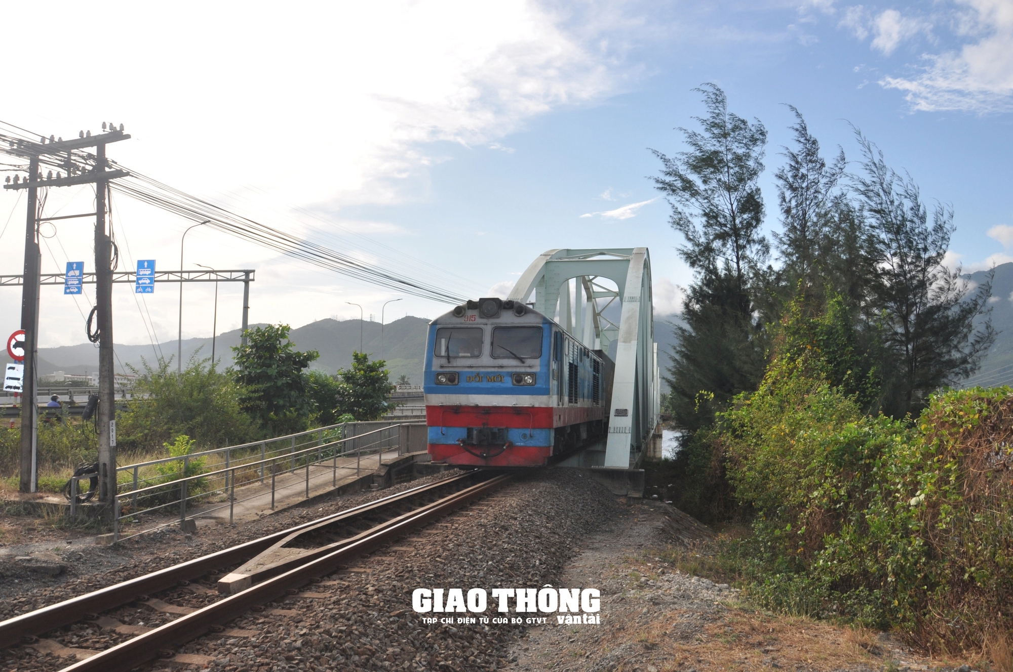 Video cận cảnh công trình dự án du lịch ở Đà Nẵng xâm phạm, uy hiếp an toàn chạy tàu cầu đường sắt Nam Ô- Ảnh 6.