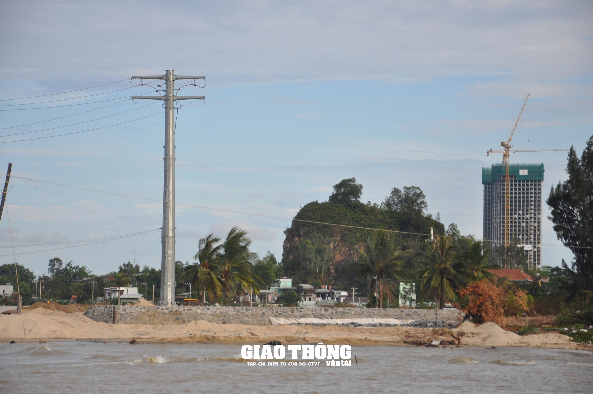 Video cận cảnh công trình dự án du lịch ở Đà Nẵng xâm phạm, uy hiếp an toàn chạy tàu cầu đường sắt Nam Ô- Ảnh 1.