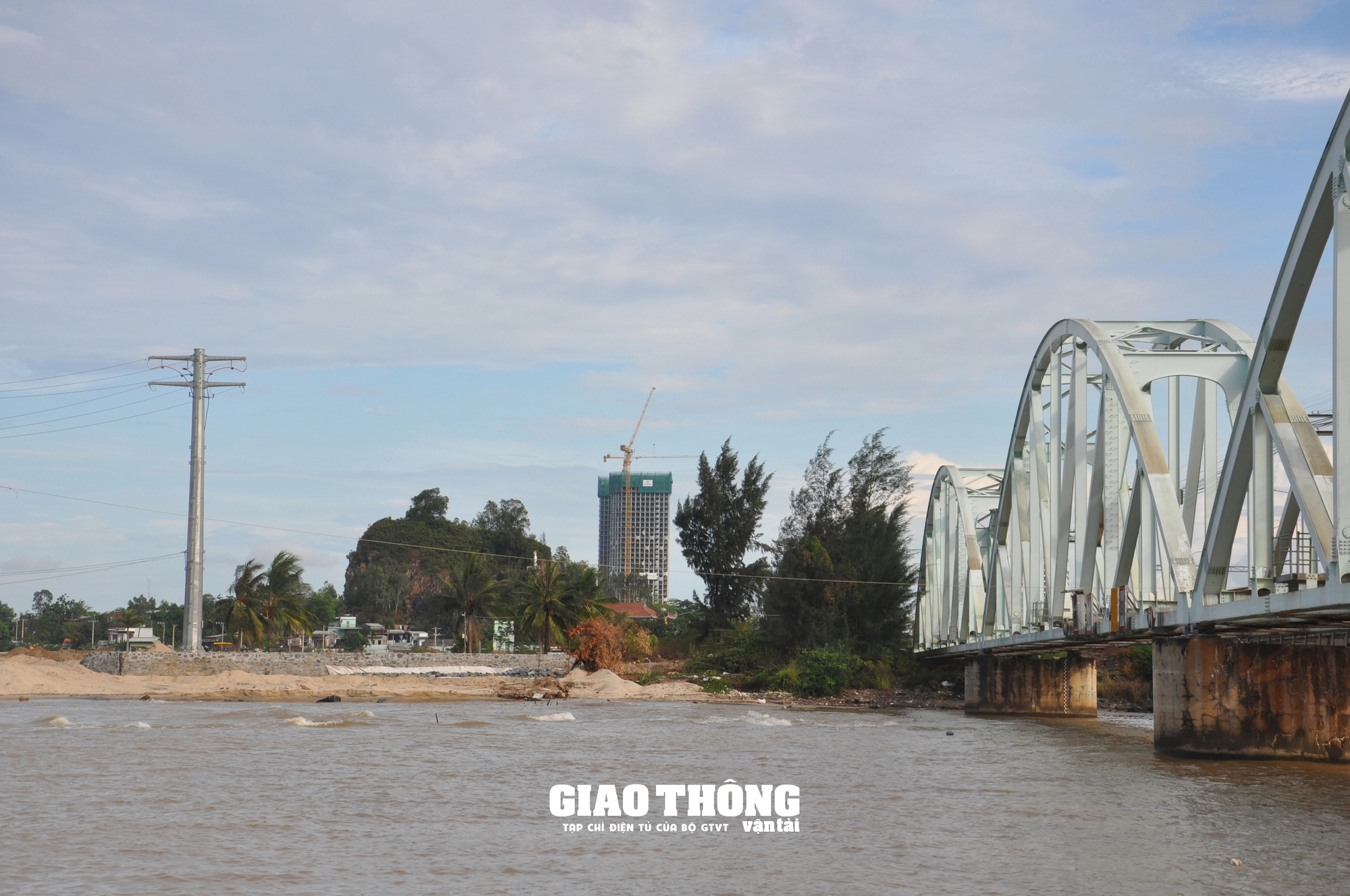 Video cận cảnh công trình dự án du lịch ở Đà Nẵng xâm phạm, uy hiếp an toàn chạy tàu cầu đường sắt Nam Ô- Ảnh 5.