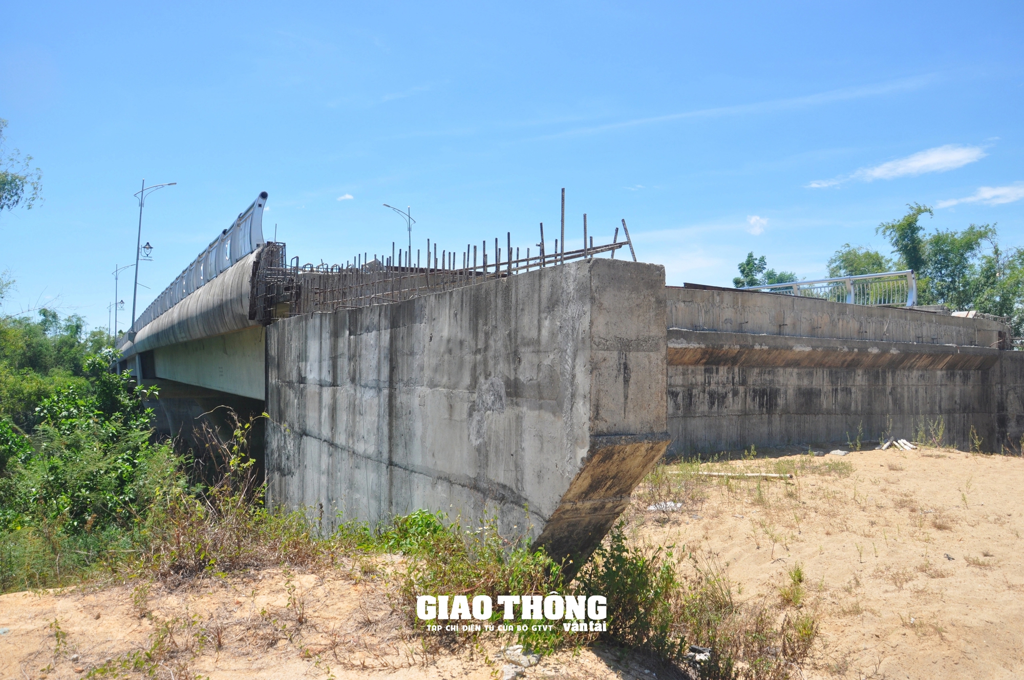 Quảng Nam chỉ đạo rà soát việc "xây cầu xong nhưng chưa làm đường dẫn"- Ảnh 1.